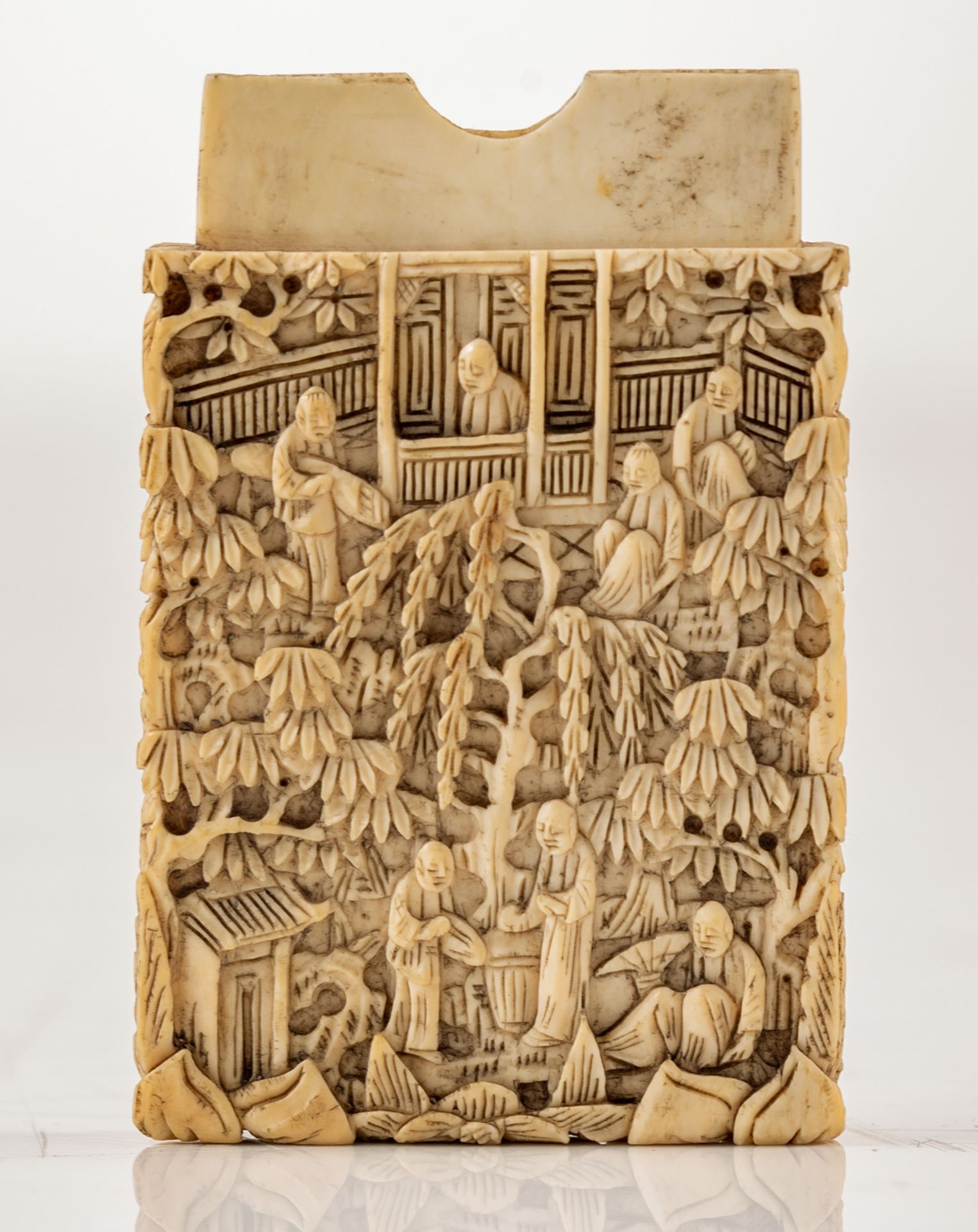 A fine sculpted Chinese ivory card case with figures in a garden and terrace setting, last quarter o - Image 4 of 5