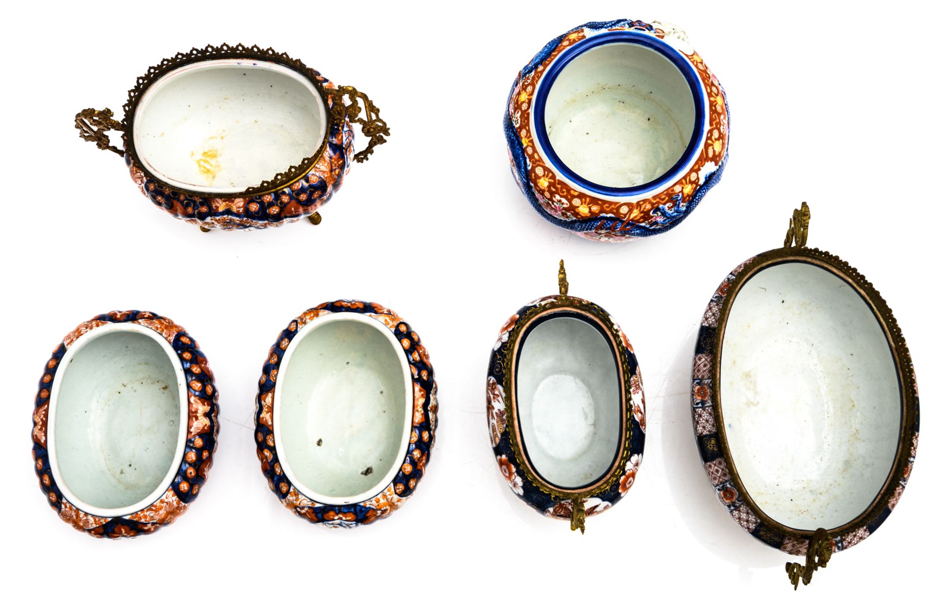 A lot of one round, two ovoid and three mounted ovoid Japanese Arita Imari porcelain basins, later 1 - Bild 22 aus 23