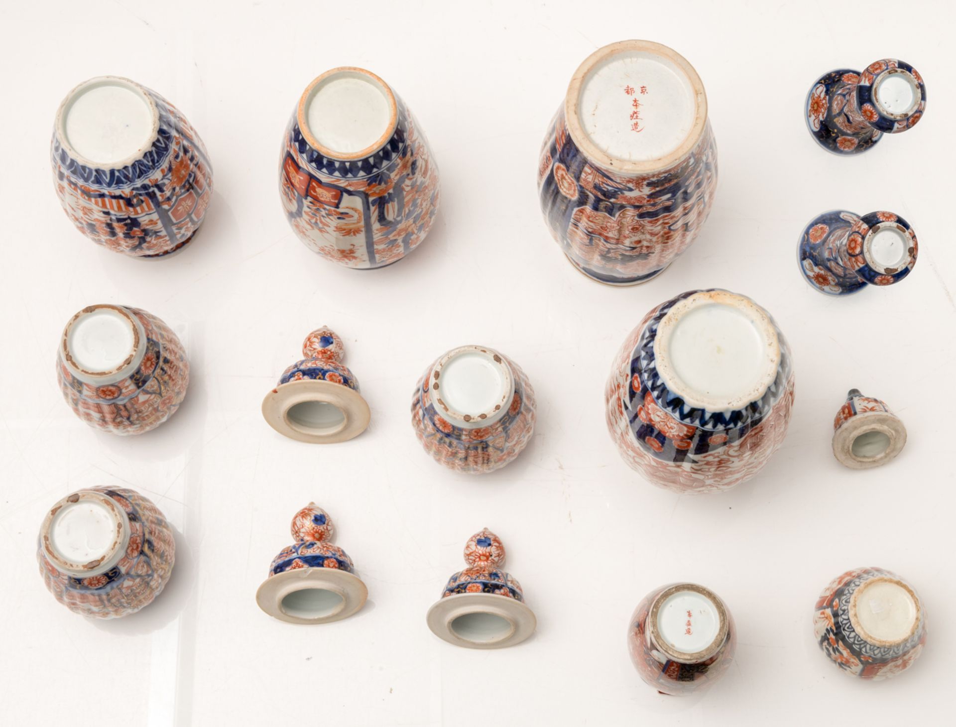 A lot of five Japanese Arita Imari vases and a ditto covered jarlet, added a ditto cabinet set, late - Image 15 of 15