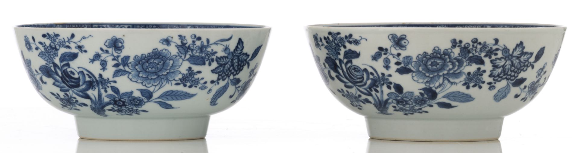 A lot of various Chinese blue and white porcelain items, consisting of two large bowls, a small ture - Bild 2 aus 11