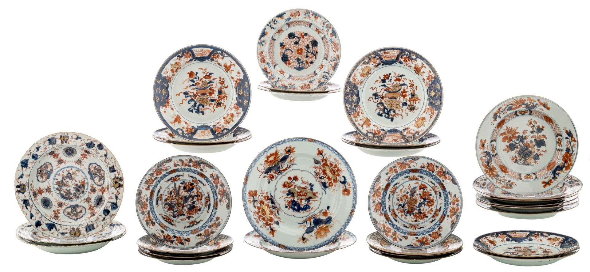 A lot of 30 Chinese Imari dishes, second quarter of the 18thC, ø 22,8 - 28,2 cm