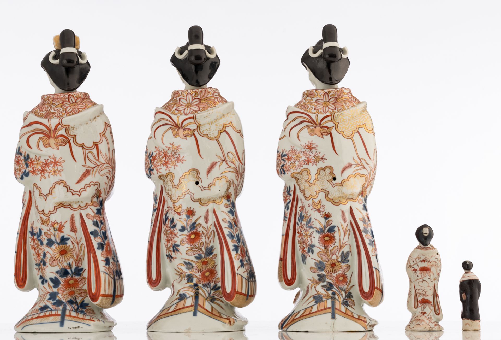 A lot of various Japanese Arita Imari figures, consisting of a set of three large female, one small - Bild 3 aus 6
