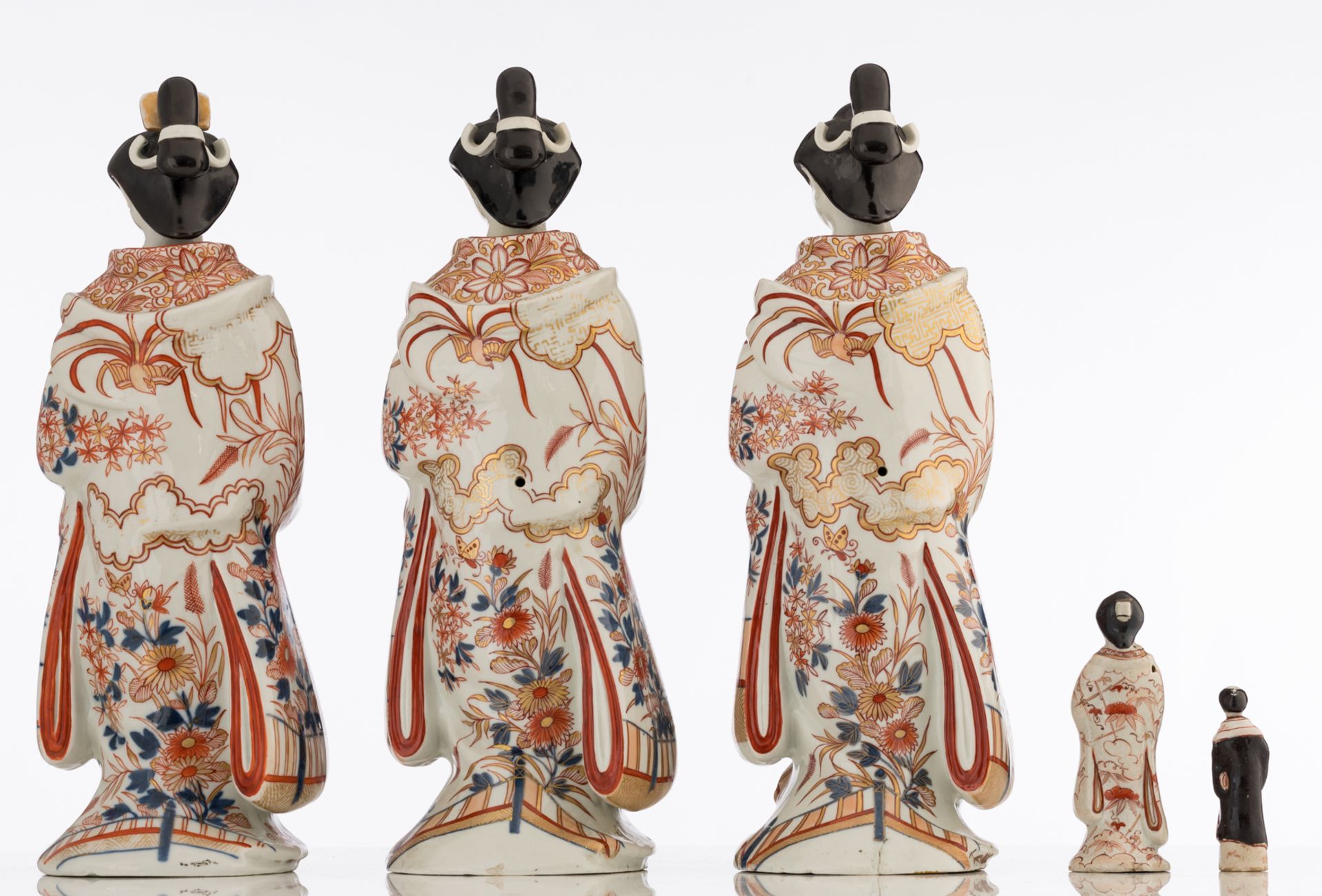 A lot of various Japanese Arita Imari figures, consisting of a set of three large female, one small - Image 3 of 6