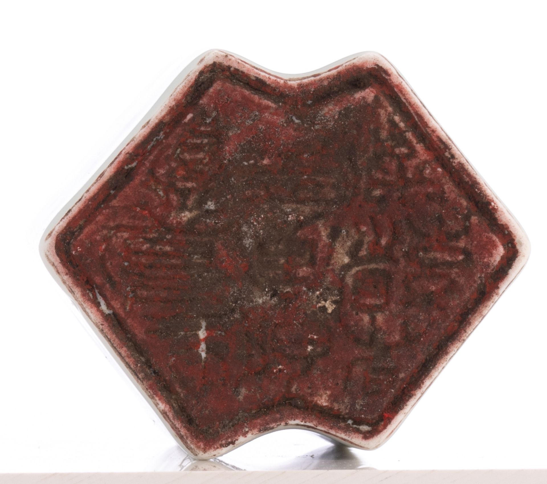A Chinese hexagonal blue and white seal, decorated with warriors and calligraphic text, H 7,5 cm - Bild 7 aus 7
