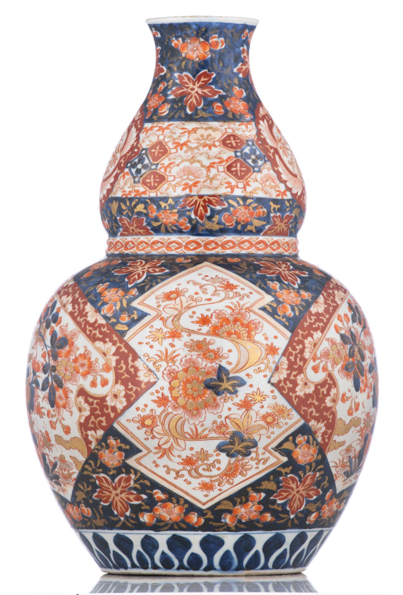 A Japanese Imari double gourd vase, decorated with birds on a flower branch, 19thC, H 46,5 cm - Bild 4 aus 6