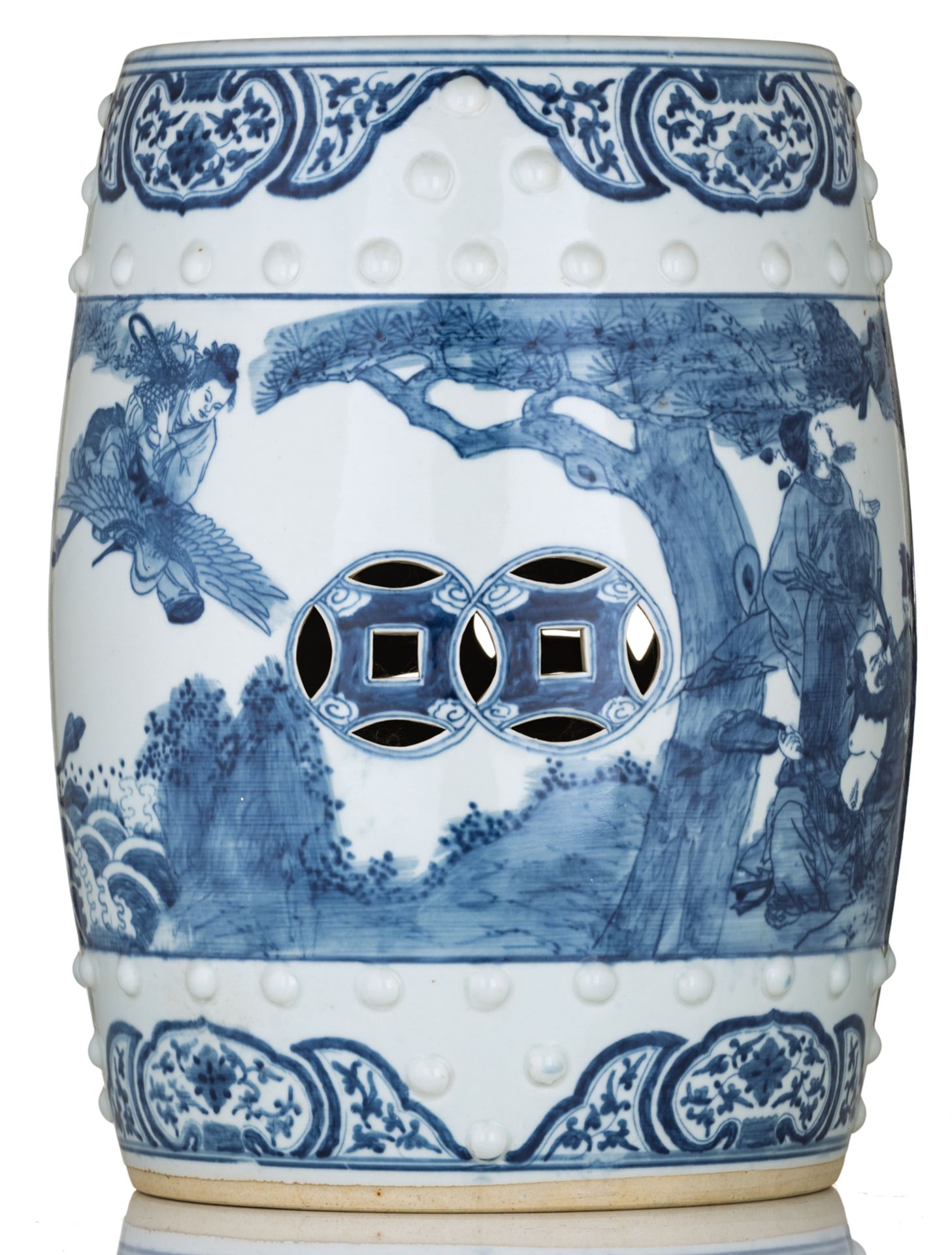 A Chinese blue and white garden seat, decorated with an animated scene with figures, H 48 - ø 35 cm - Bild 4 aus 6