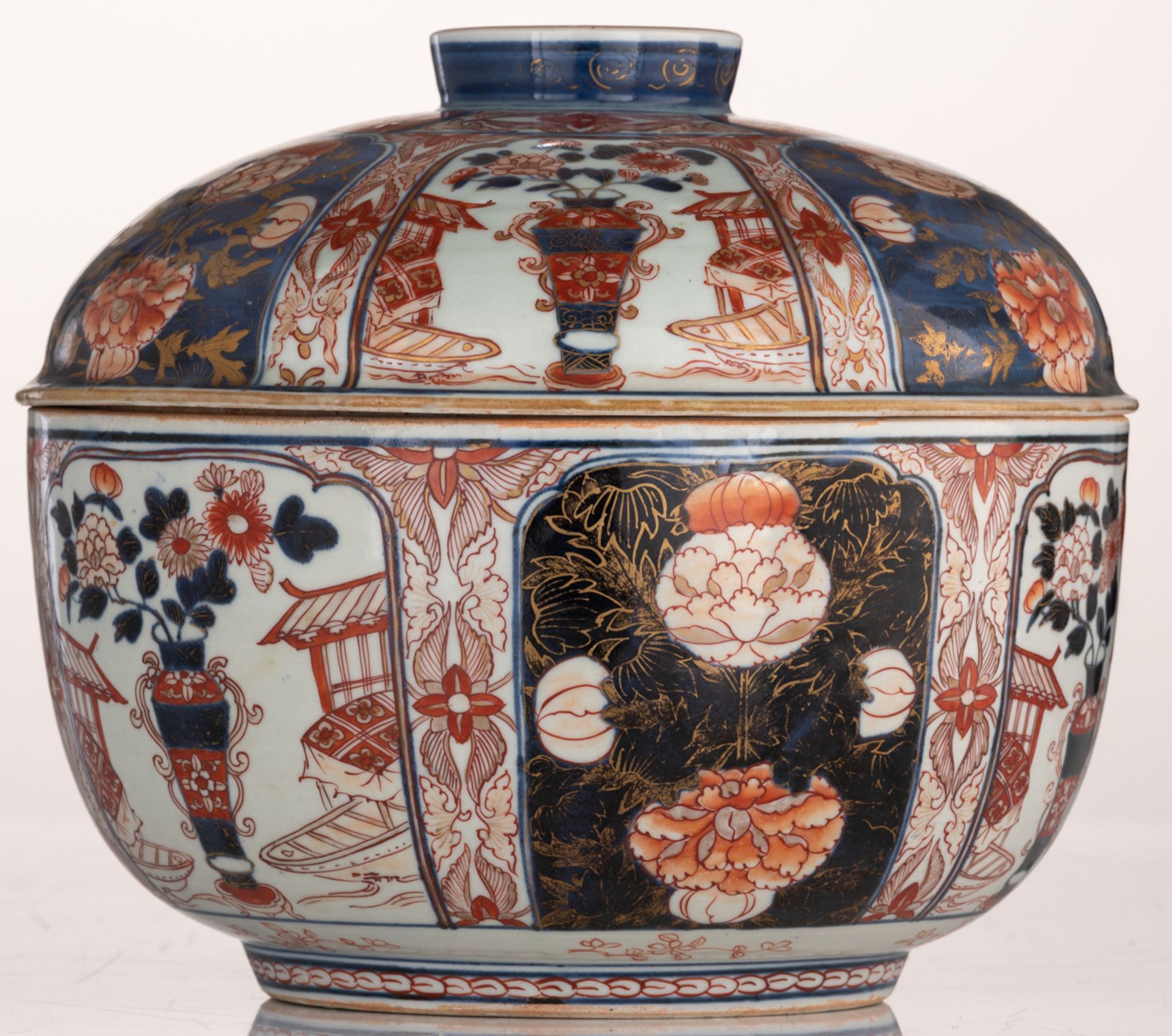 A large Japanese Arita Imari covered bowl, decorated with panels filled with a vase in a garden sett - Image 4 of 7