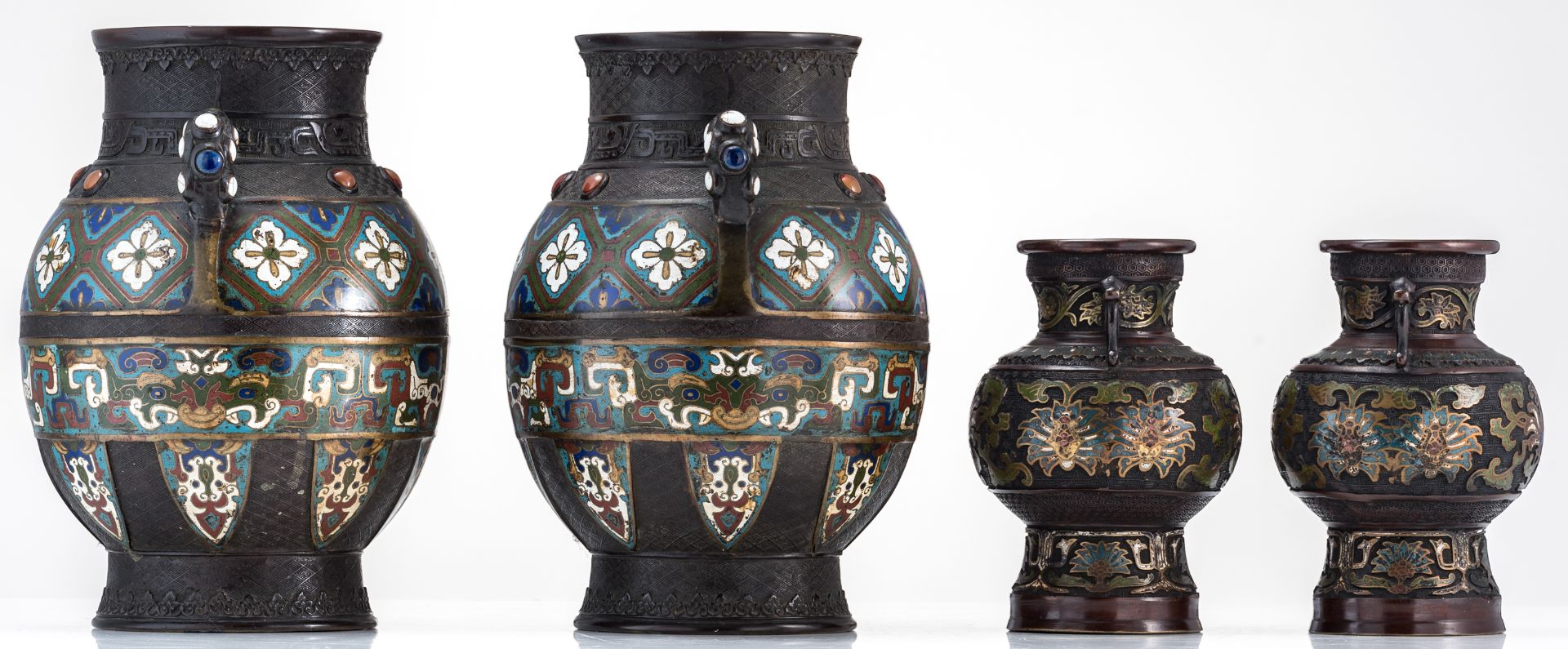 Two pairs of Chinese floral and relief decorated cloisonné and champlevé vases, the cloisonné vases - Bild 2 aus 7