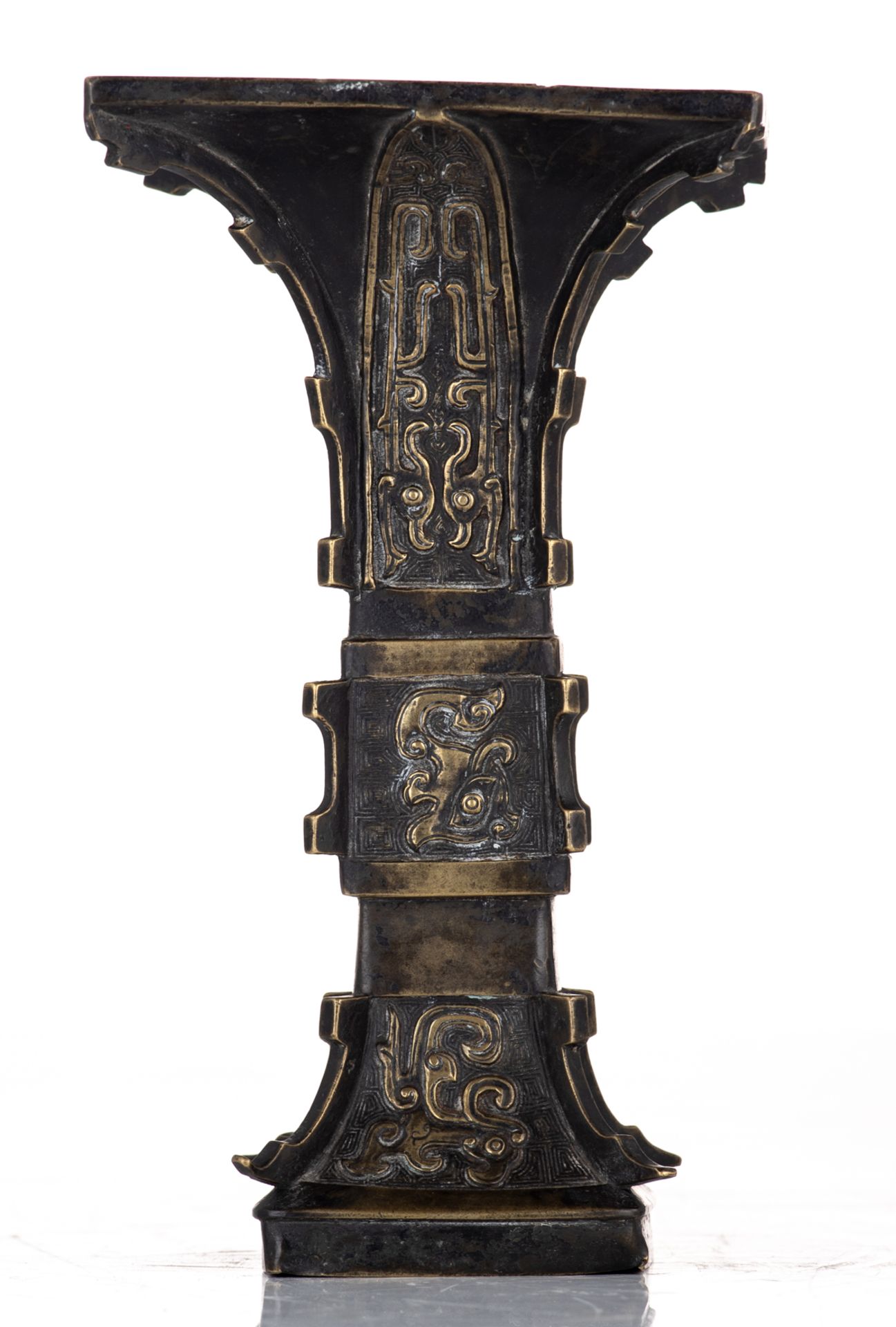A Chinese bronze archaic Gu vase, decorated with stylised motifs, H 22,5 cm - Bild 2 aus 7