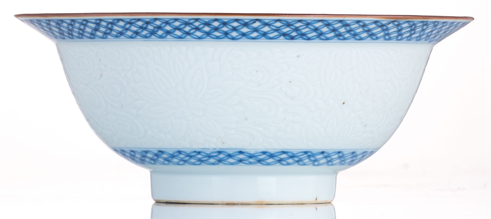 A Chinese porcelain blue and white bowl with a small flat rim, Kangxi (ca 1690-1722), H 8 - ø 20 cm - Image 2 of 7