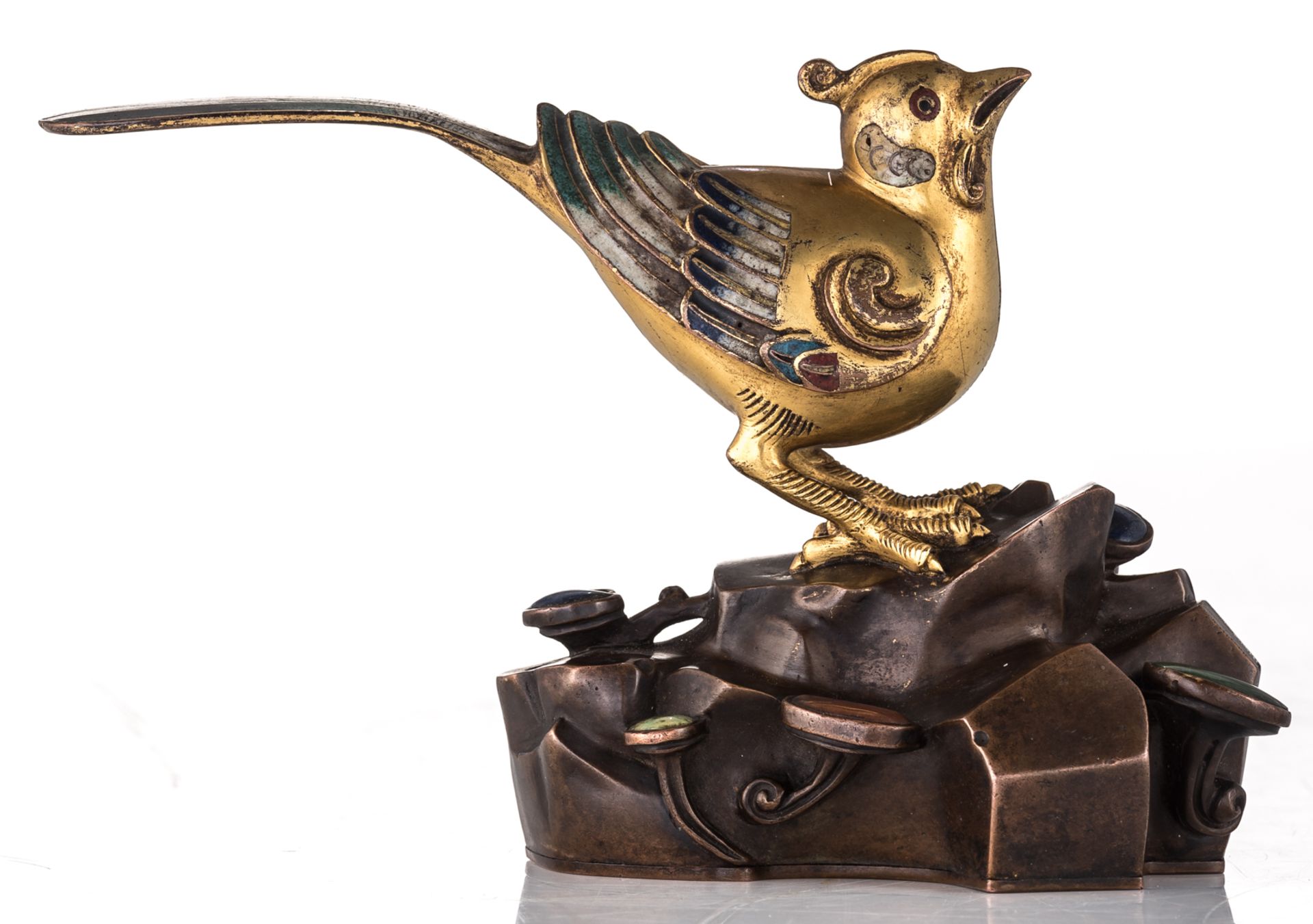 A Chinese champlevé enameled gilt and patinated bronze sculpture set with semi-precious stones, 18th - Bild 5 aus 8