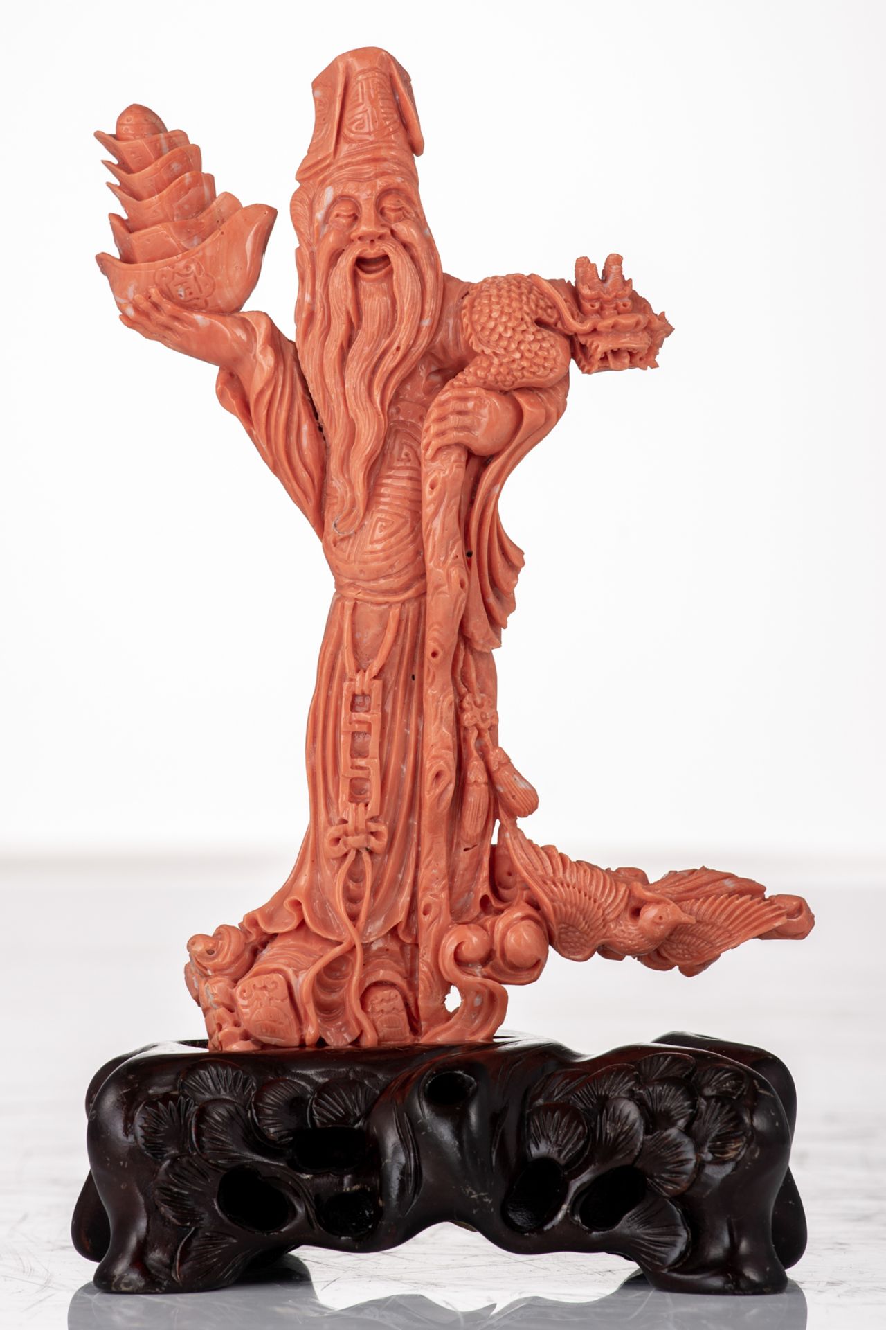 A fine red coral sculpture, depicting Tsai Shen Yeh, the God of Wealth, on a matching hardwooden bas - Bild 2 aus 5