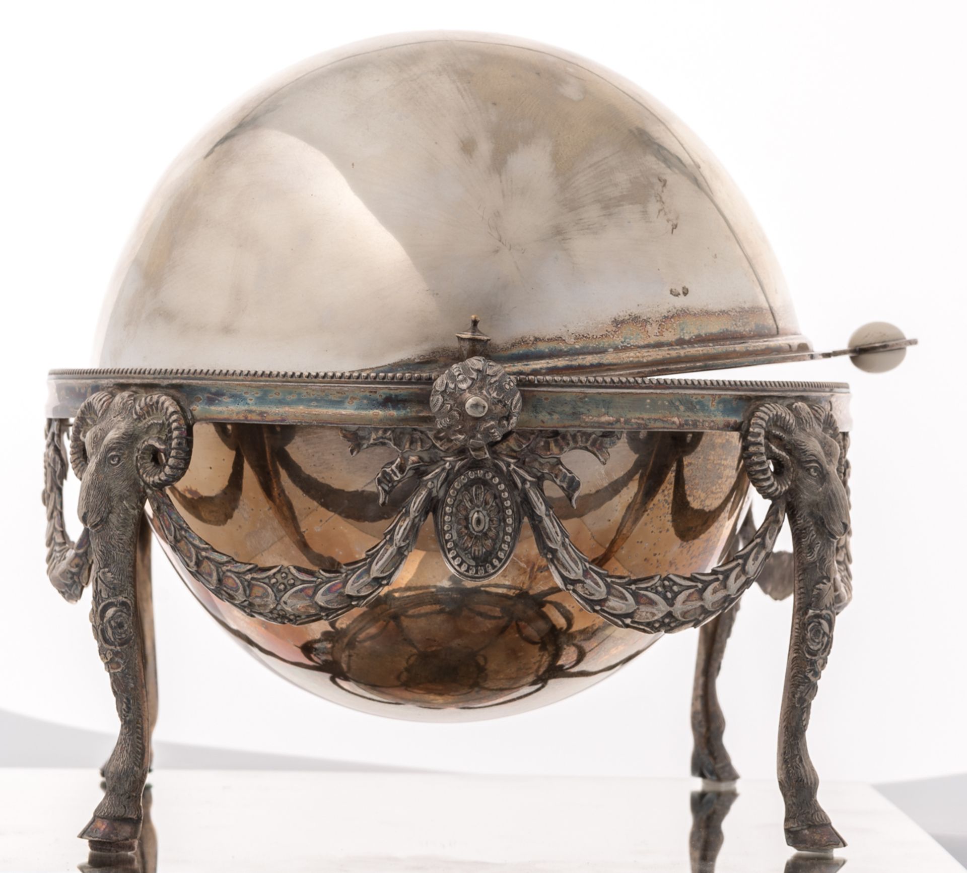 An English silver plated neoclassical covered caviar server with a bone handle, H 25 - W 38 - D 24 c - Bild 5 aus 10