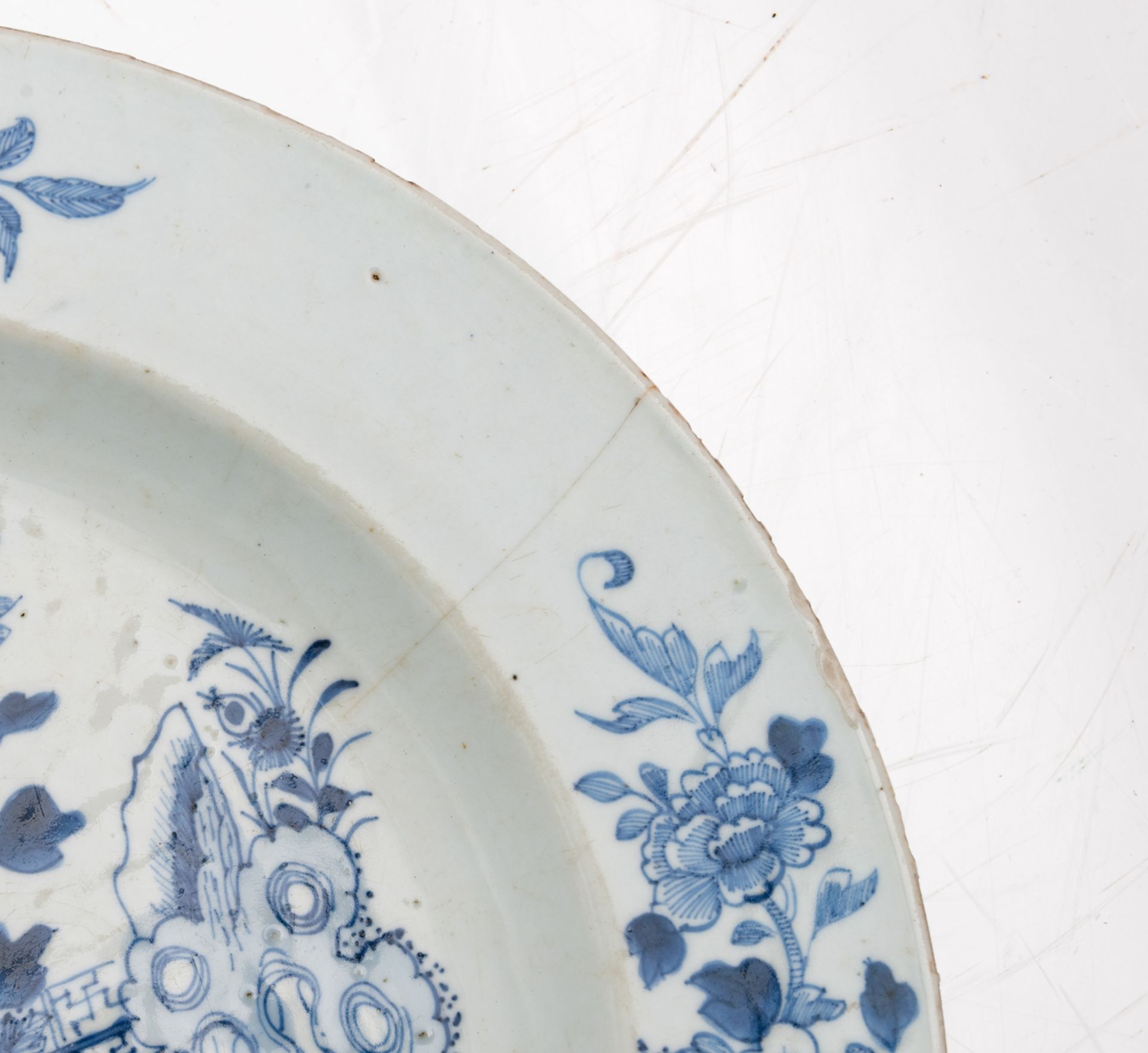 A lot of one pair and various large Chinese porcelain blue and white plates, decorated with a garden - Image 14 of 19