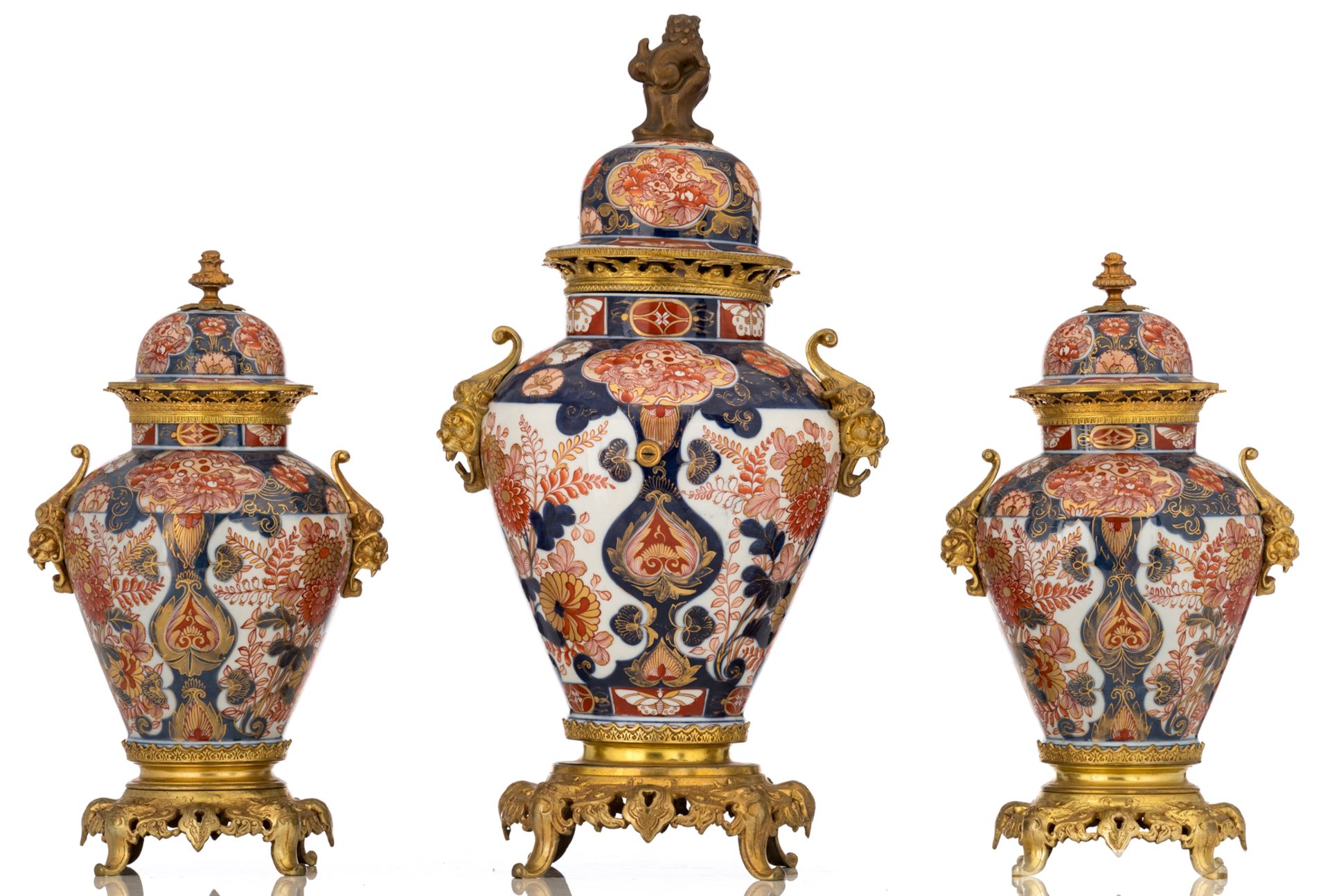 A Japanese Imari porcelain and French parcel gilt bronze mounted three-piece clock garniture, 19thC, - Bild 3 aus 6