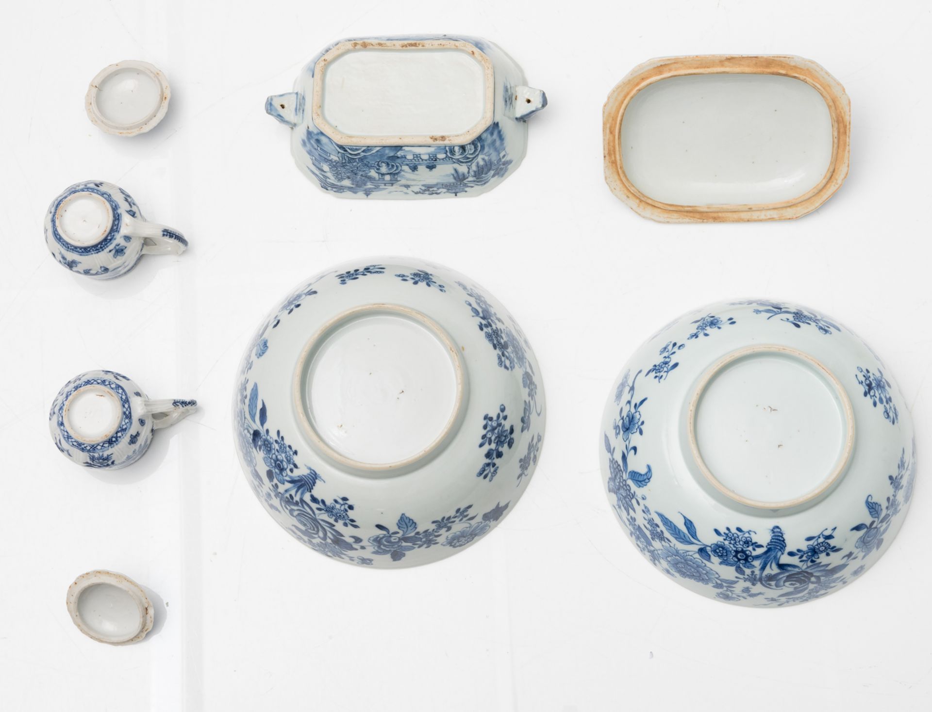A lot of various Chinese blue and white porcelain items, consisting of two large bowls, a small ture - Bild 11 aus 11