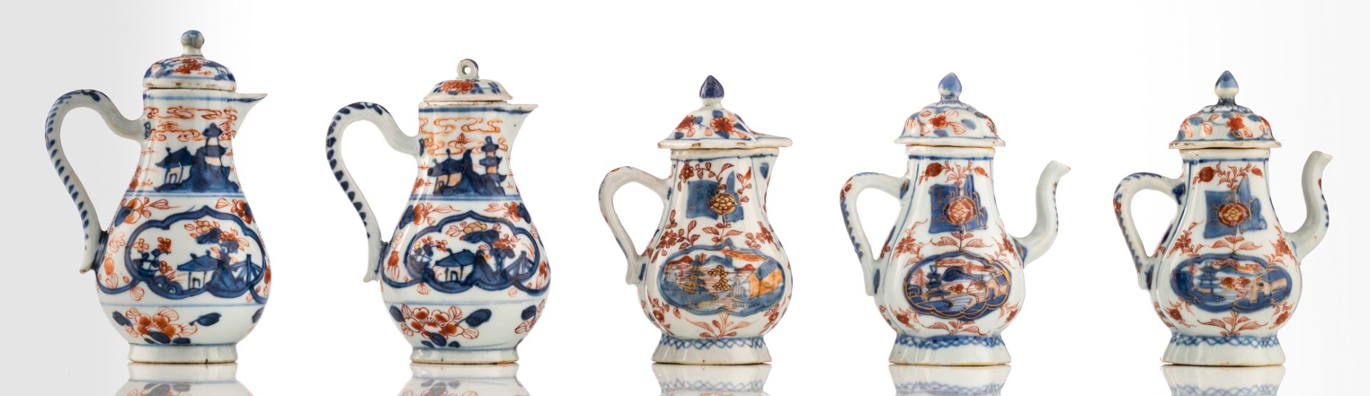 A lot of two small Chinese porcelain Imari ewers and three ditto creamers, mid 18thC, H 13,5 - 15,5 - Bild 4 aus 7