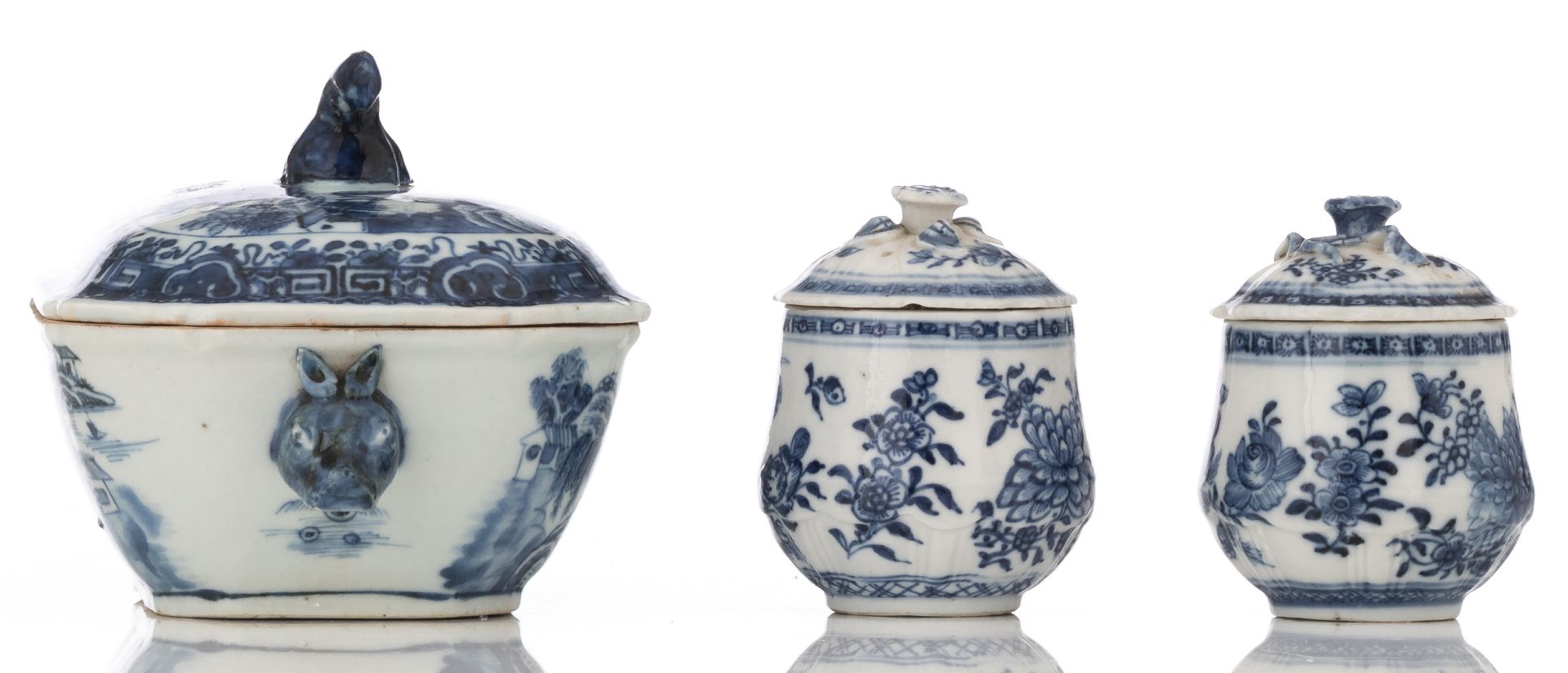 A lot of various Chinese blue and white porcelain items, consisting of two large bowls, a small ture - Bild 7 aus 11