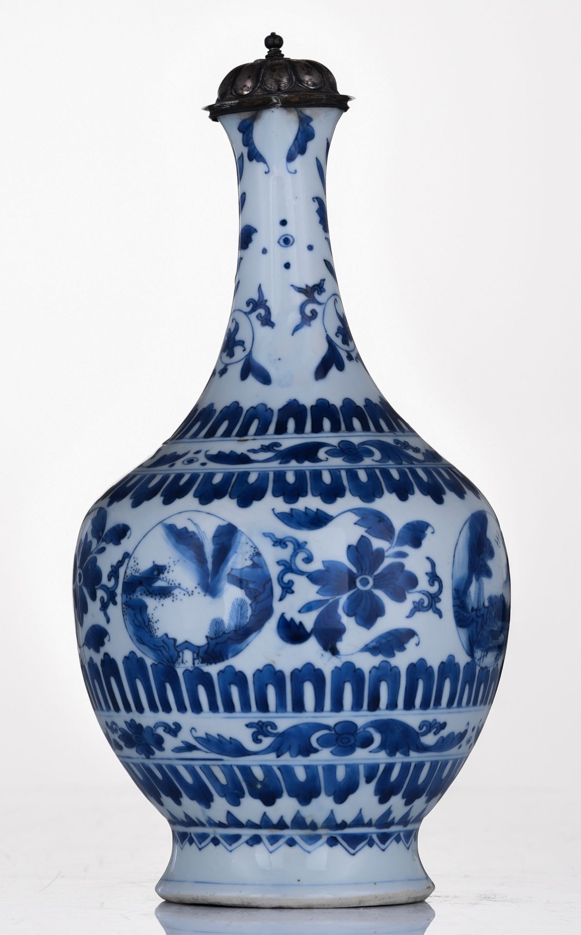 A Chinese blue and white jug with a silver cover, decorated on the neck with a stylised tulip and on - Bild 5 aus 7