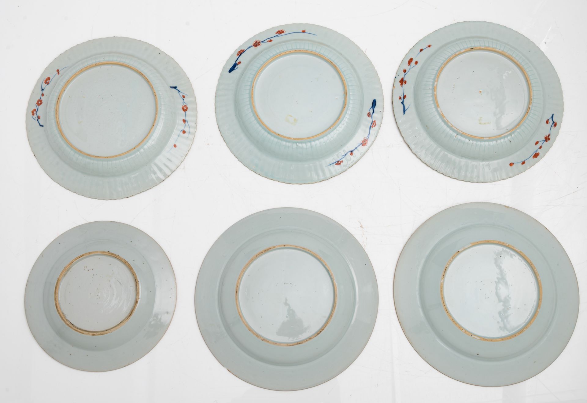 A lot of 30 Chinese Imari dishes, second quarter of the 18thC, ø 22,8 - 28,2 cm - Bild 5 aus 11