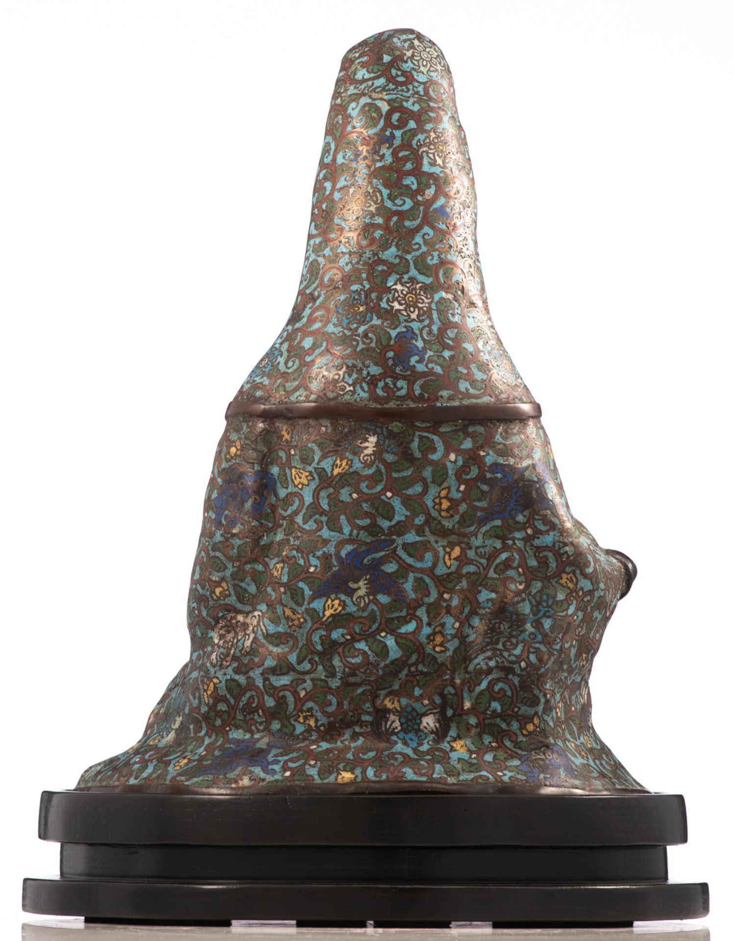 A Chinese seated Guanyin, champlevé enameled bronze, on a wooden base, about 1900, H 46 cm - Image 3 of 6