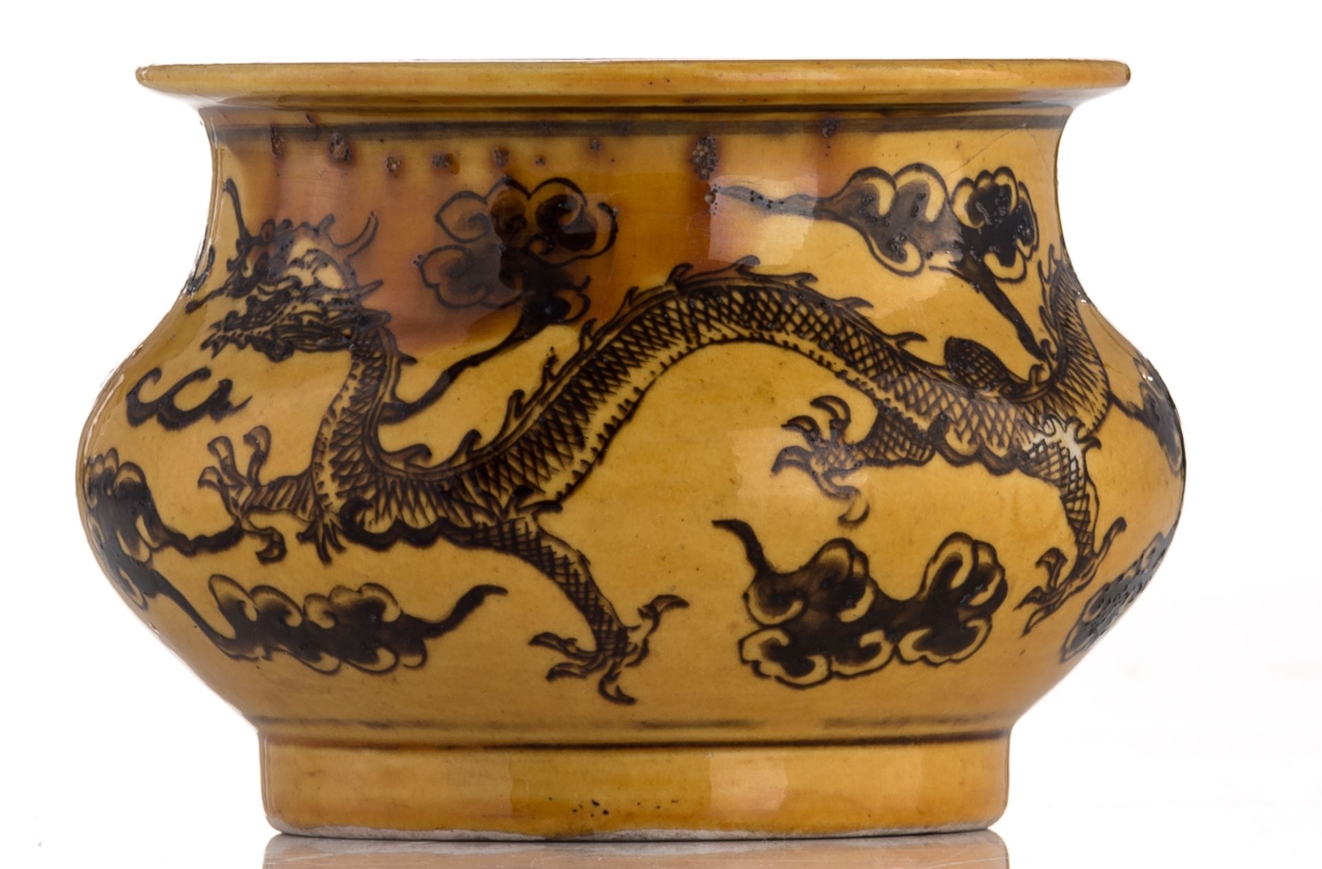 A Chinese porcelain incense burner, decorated with dragons chasing the flaming pearl, second half of - Image 3 of 7