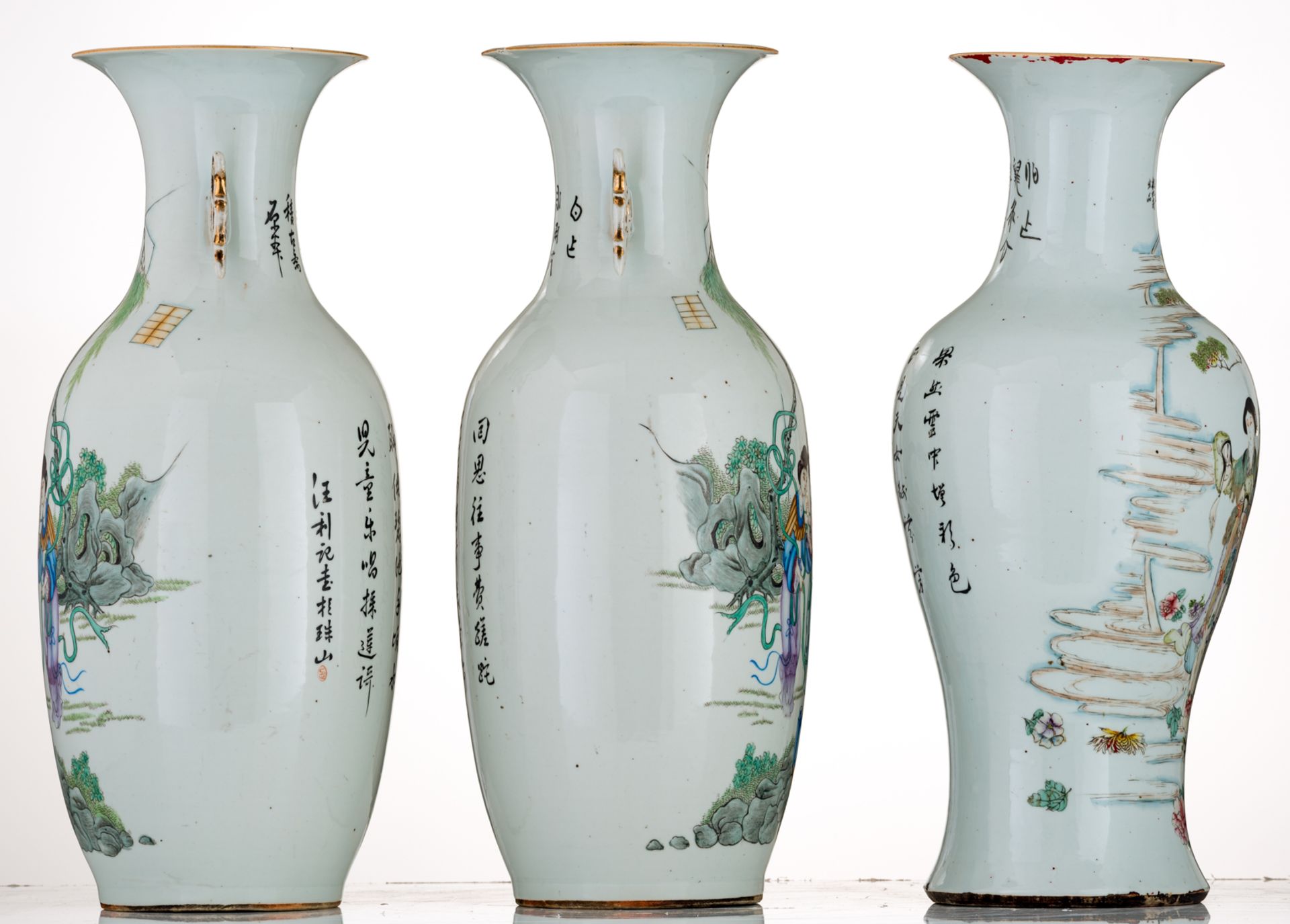 A pair of Chinese famille rose vases, decorated with women and children, wandering in a landscape, t - Bild 4 aus 6