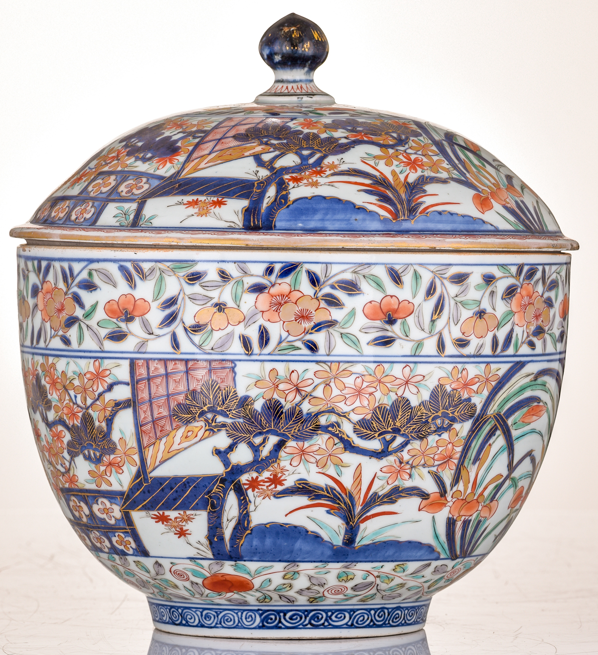 A large Japanese Arita Imari covered bowl, decorated with a pavilion in garden setting, with flower - Image 4 of 7