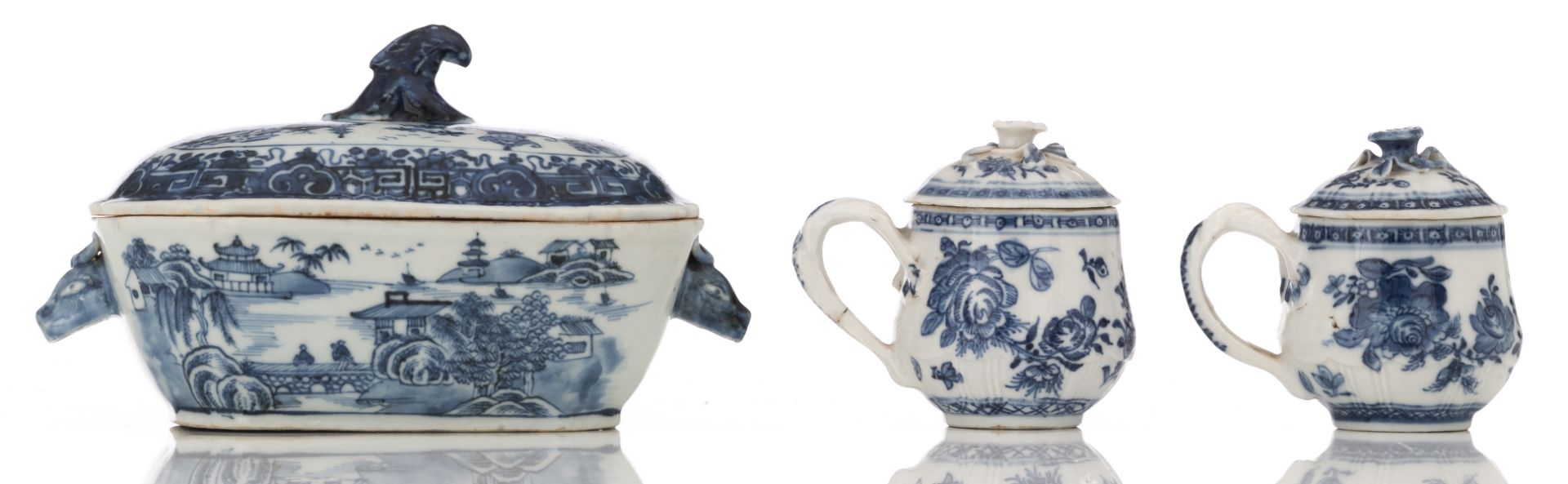 A lot of various Chinese blue and white porcelain items, consisting of two large bowls, a small ture - Bild 6 aus 11