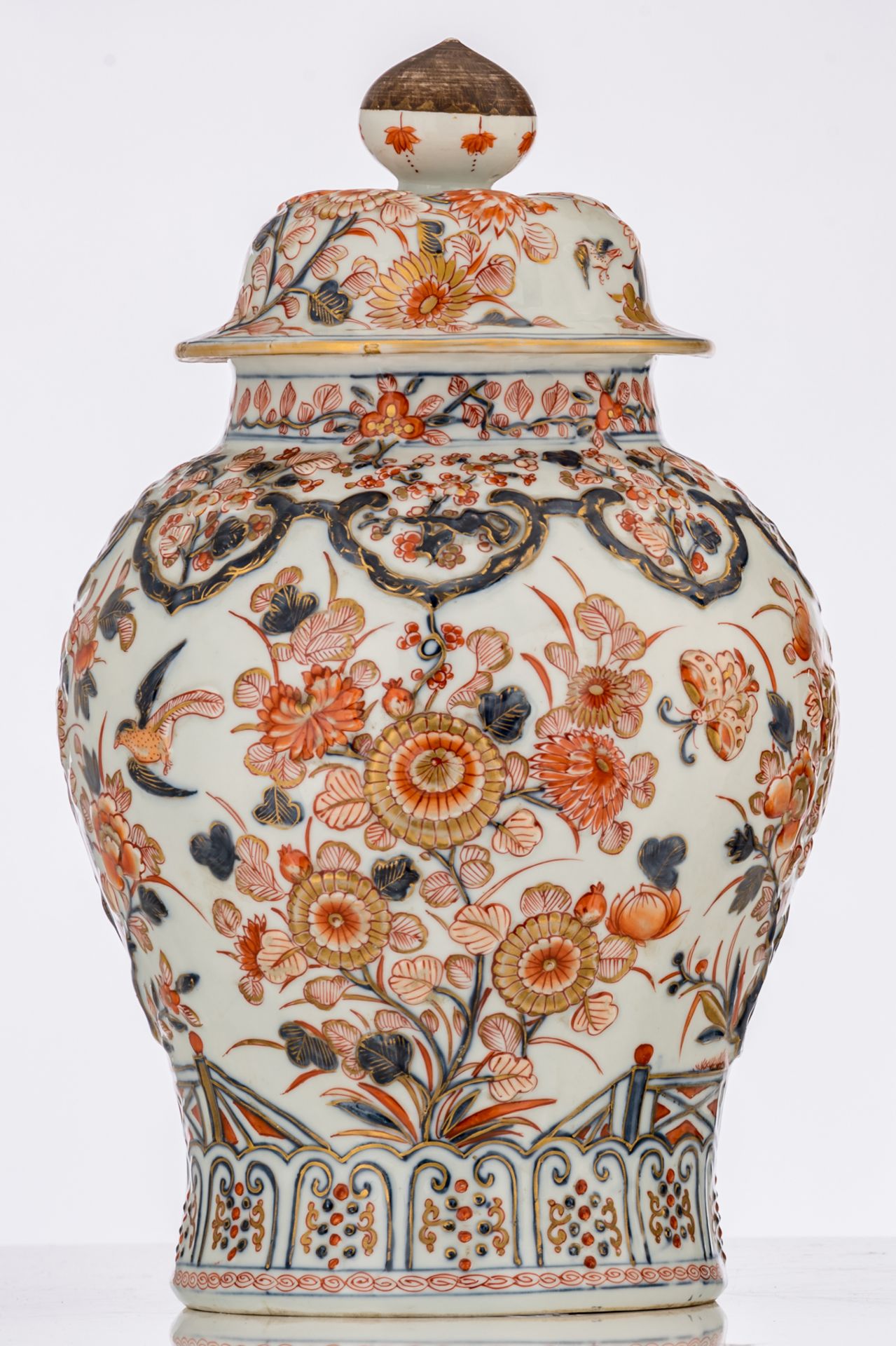 A Chinese Imari and relief decorated covered jar, 19thC, H 46,5 cm - Bild 2 aus 7