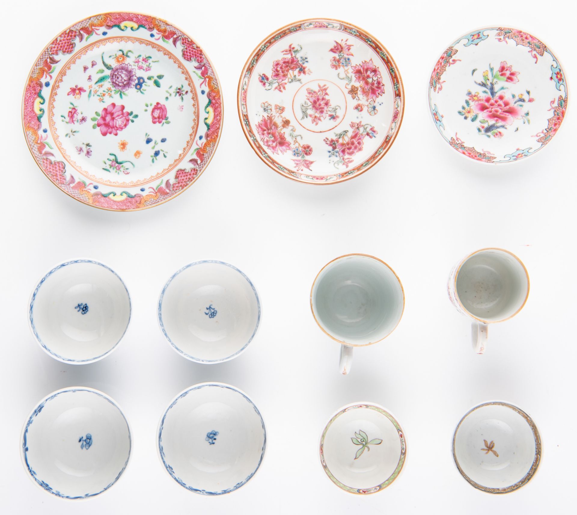 Two pairs of Chinese cups, blue and white decorated with flowers; added three ditto famille rose dis - Bild 2 aus 3