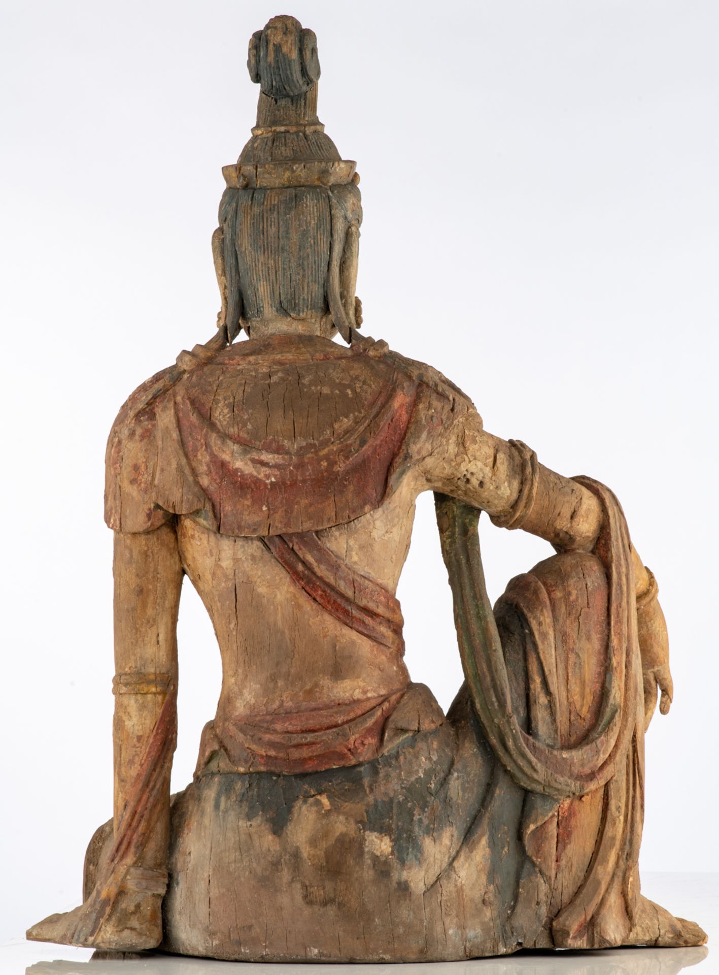 Wooden Guanyin Pusa (Sk. Avalokitesvara) sits in dawang youxizi (Sk. Maharajalilasana), 15th - 16thC - Bild 3 aus 4