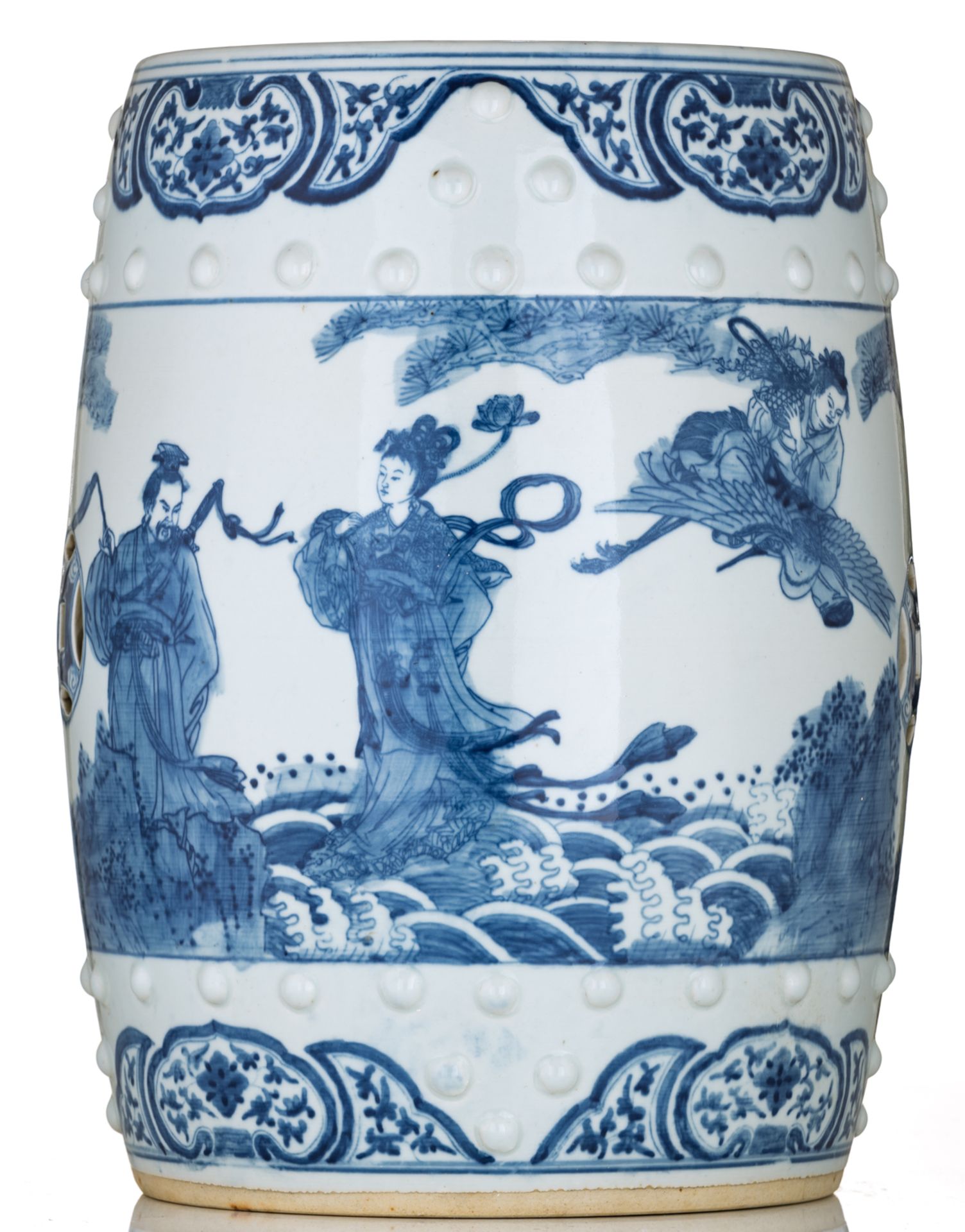 A Chinese blue and white garden seat, decorated with an animated scene with figures, H 48 - ø 35 cm - Bild 3 aus 6