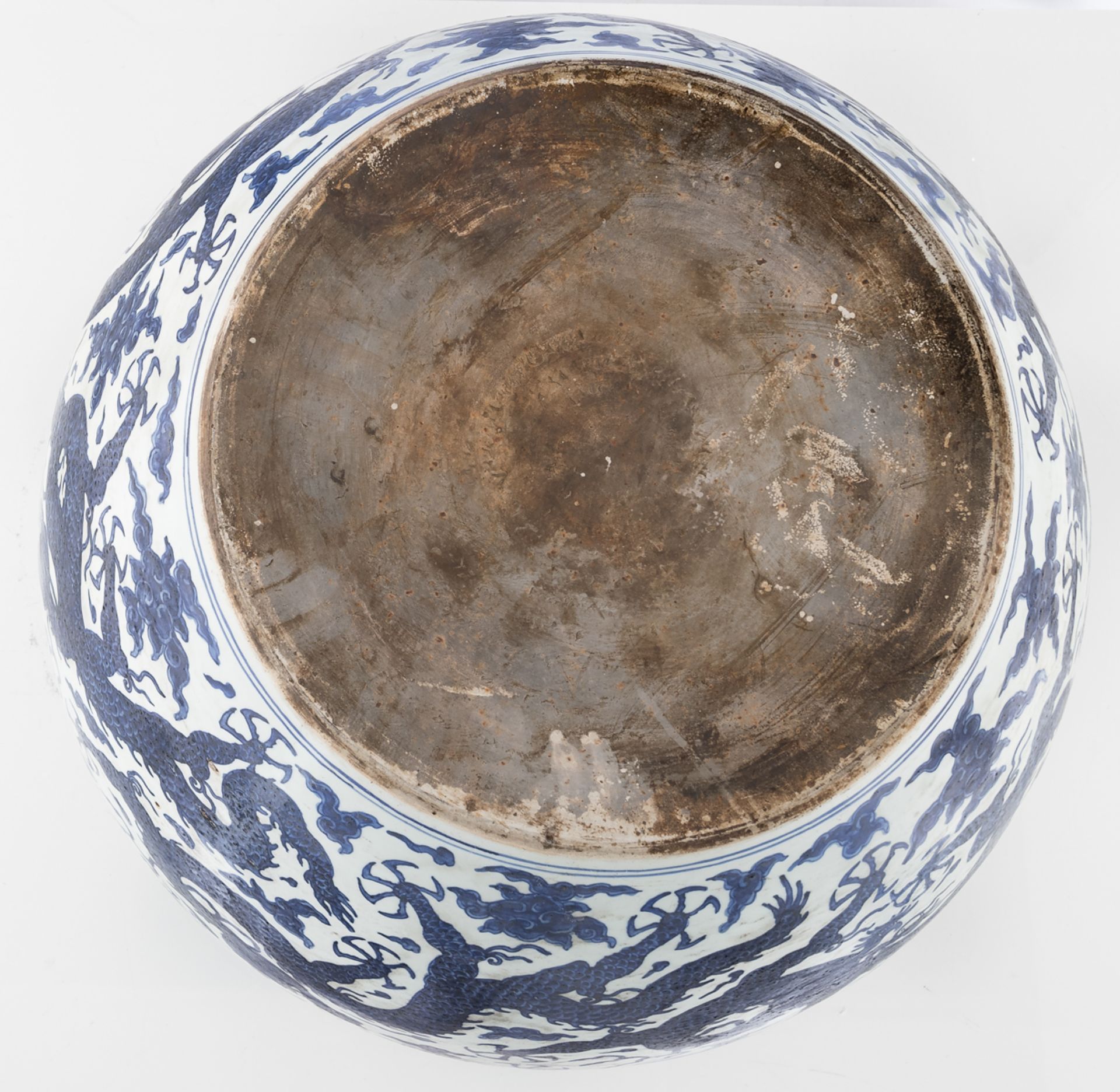 A Chinese blue and white fishbowl, overall decorated with dragons amongst clouds, H 58 - ø 70 cm - Bild 7 aus 8
