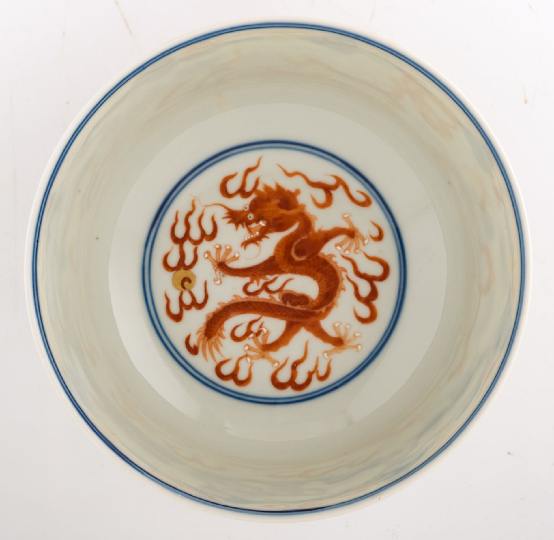 A Chinese polychrome bowl, decorated with flowers and dragons, chasing the flaming pearl, with a Ton - Bild 6 aus 7