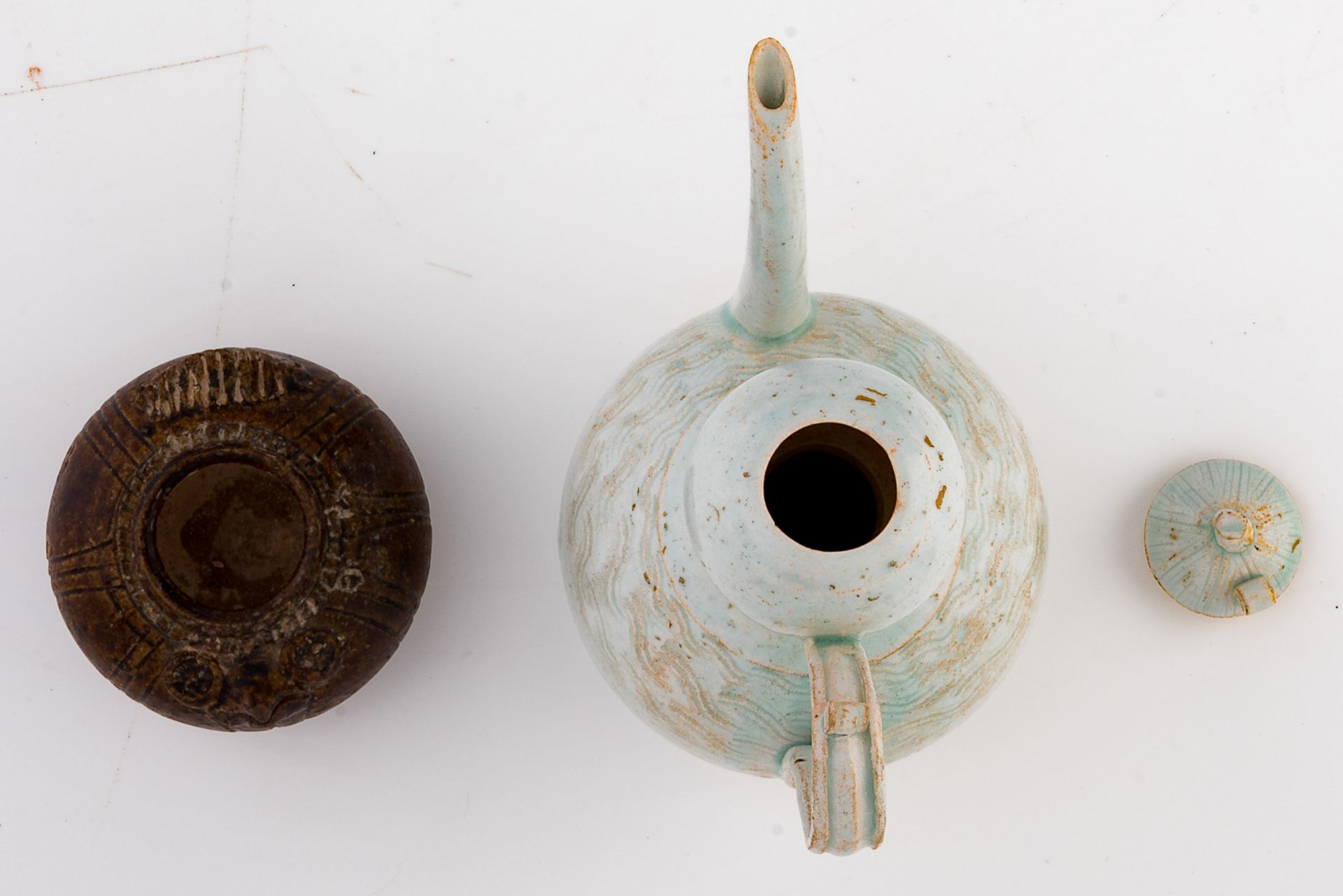 A Chinese Song type celadon glazed gourd shaped ewer with incised decoration; added a ditto red brow - Bild 6 aus 8