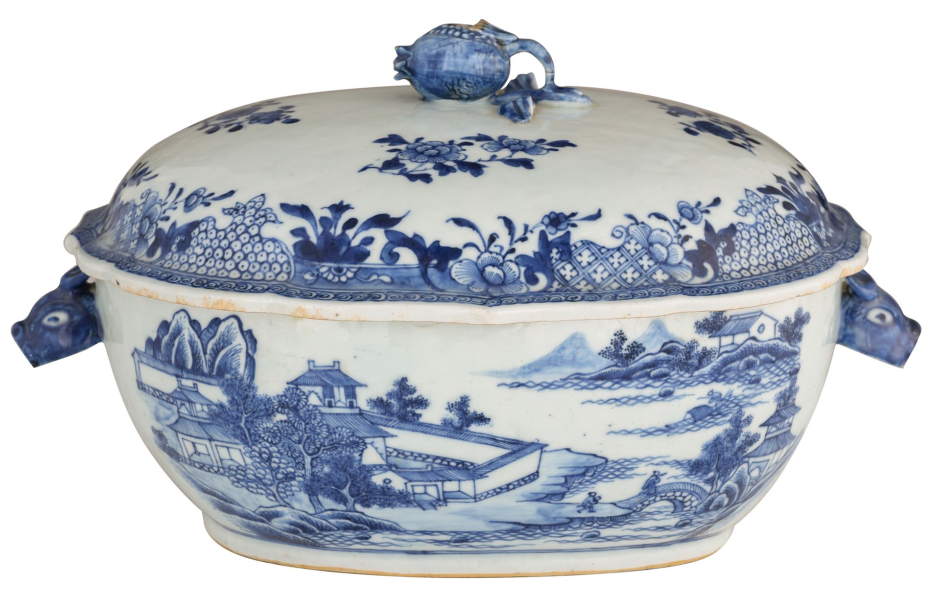 A Chinese blue and white export porcelain tureen, second half 18thC, H 19,5 cm - W 35 cm