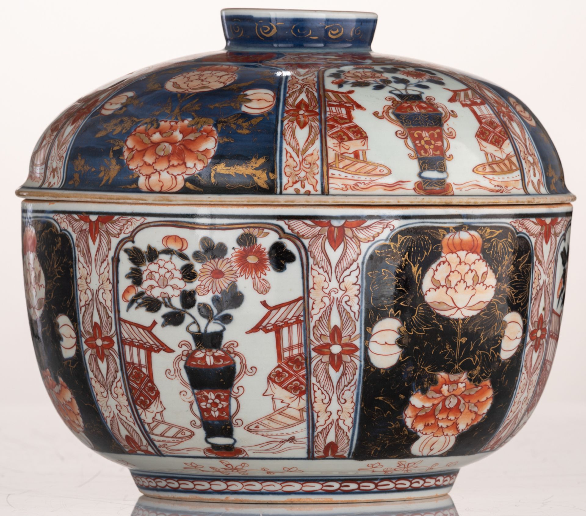 A large Japanese Arita Imari covered bowl, decorated with panels filled with a vase in a garden sett - Image 5 of 7