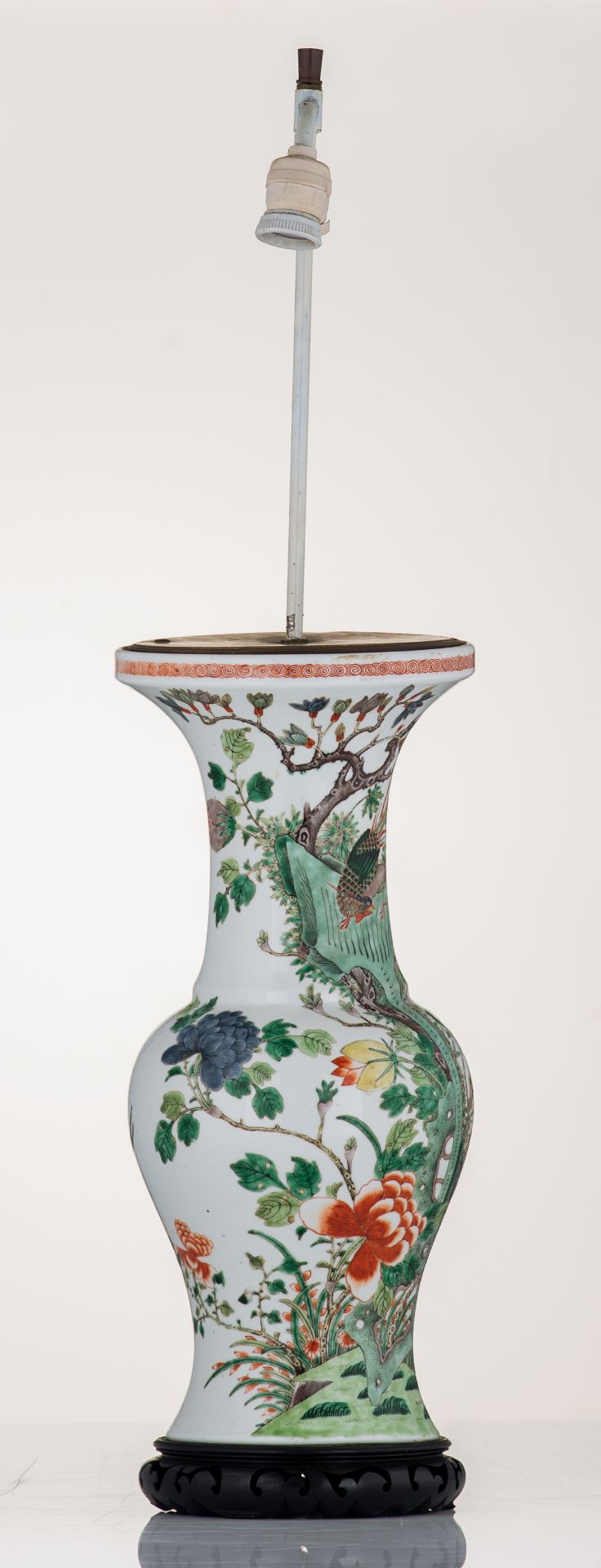 A Chinese famille verte vase, decorated with birds and a flower branch, 19thC, H 49 (with stand) - 8 - Image 4 of 6