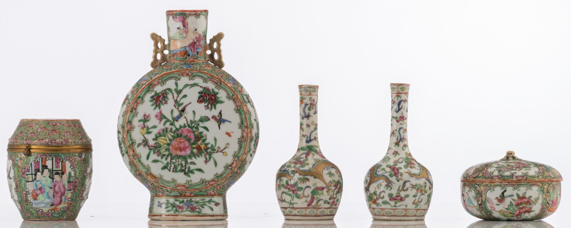 A lot of various Chinese Canton porcelain items, decorated with court scenes, birds and flower branc - Bild 4 aus 7