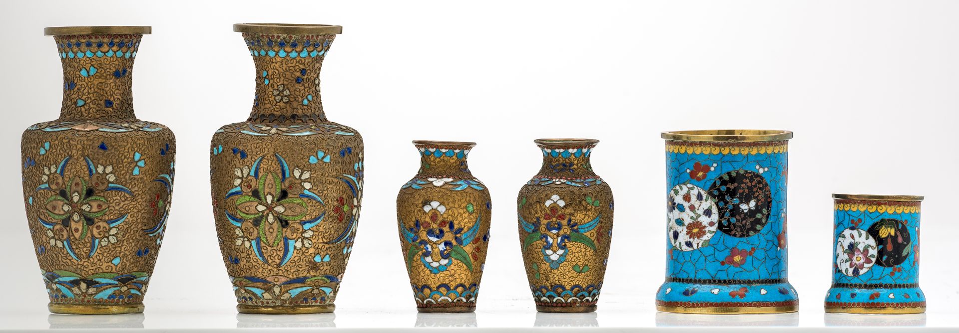 A lot of various Chinese cloisonné enamel and filigree ornamental miniature vases and boxes and cove - Bild 4 aus 11