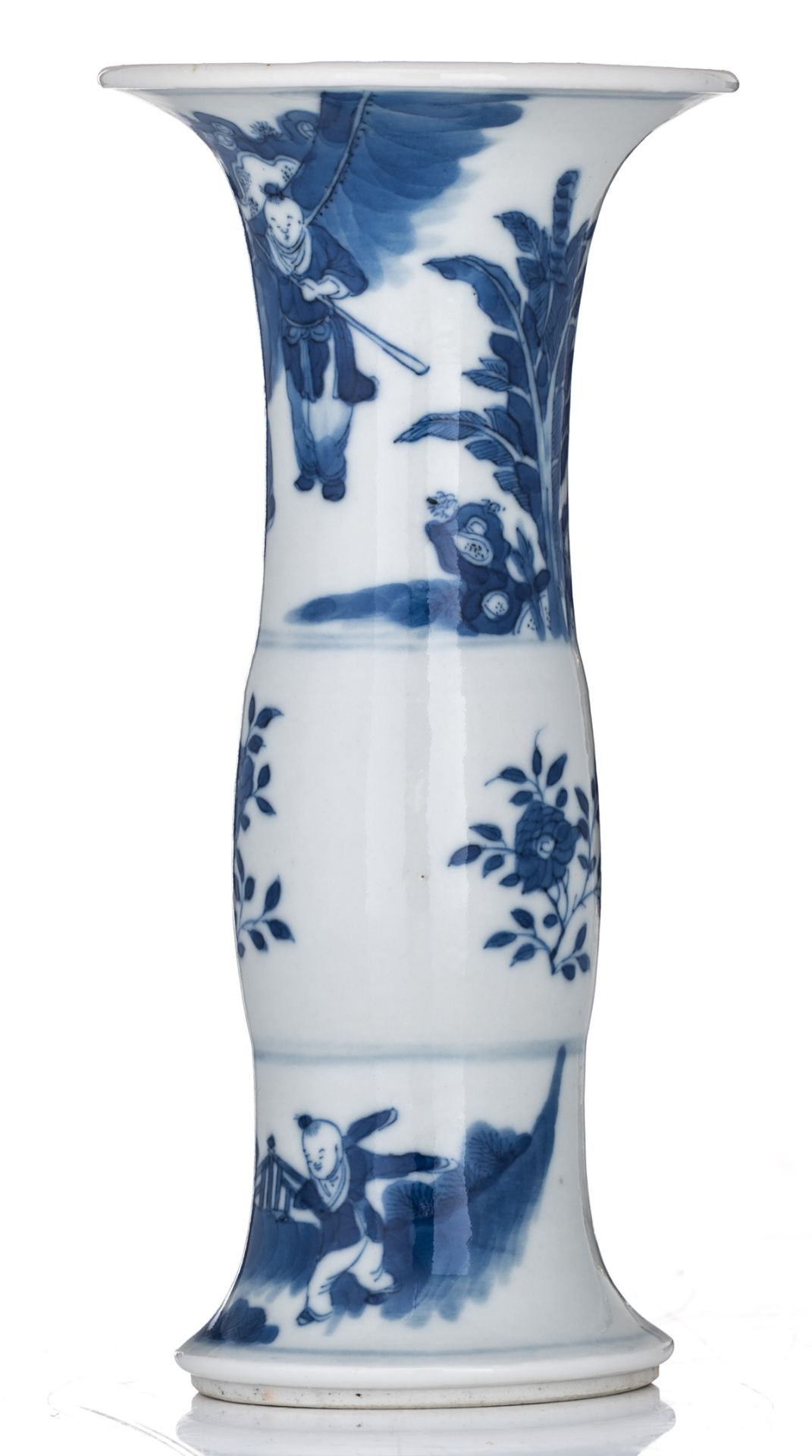 A small Chinese blue and white Kangxi type vase, decorated with figures and flowers, H 18 cm - Bild 2 aus 6