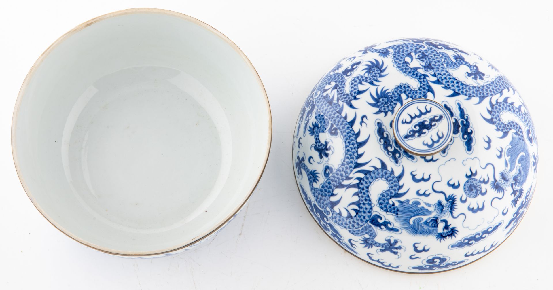 A Chinese blue and white bowl and cover, decorated with dragons chasing the flaming pearl amongst cl - Bild 6 aus 7
