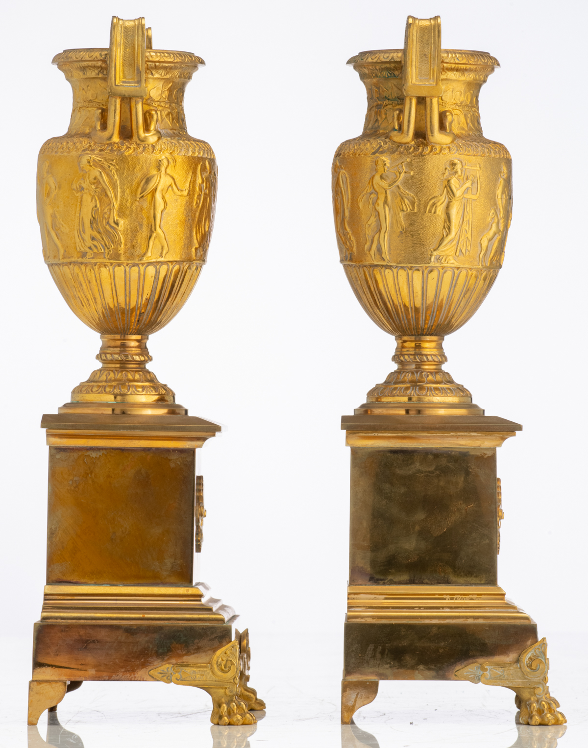 A pair of gilt, patinated and polished bronze Medici vases, on their ditto base, H 29,5 cm - Image 4 of 5