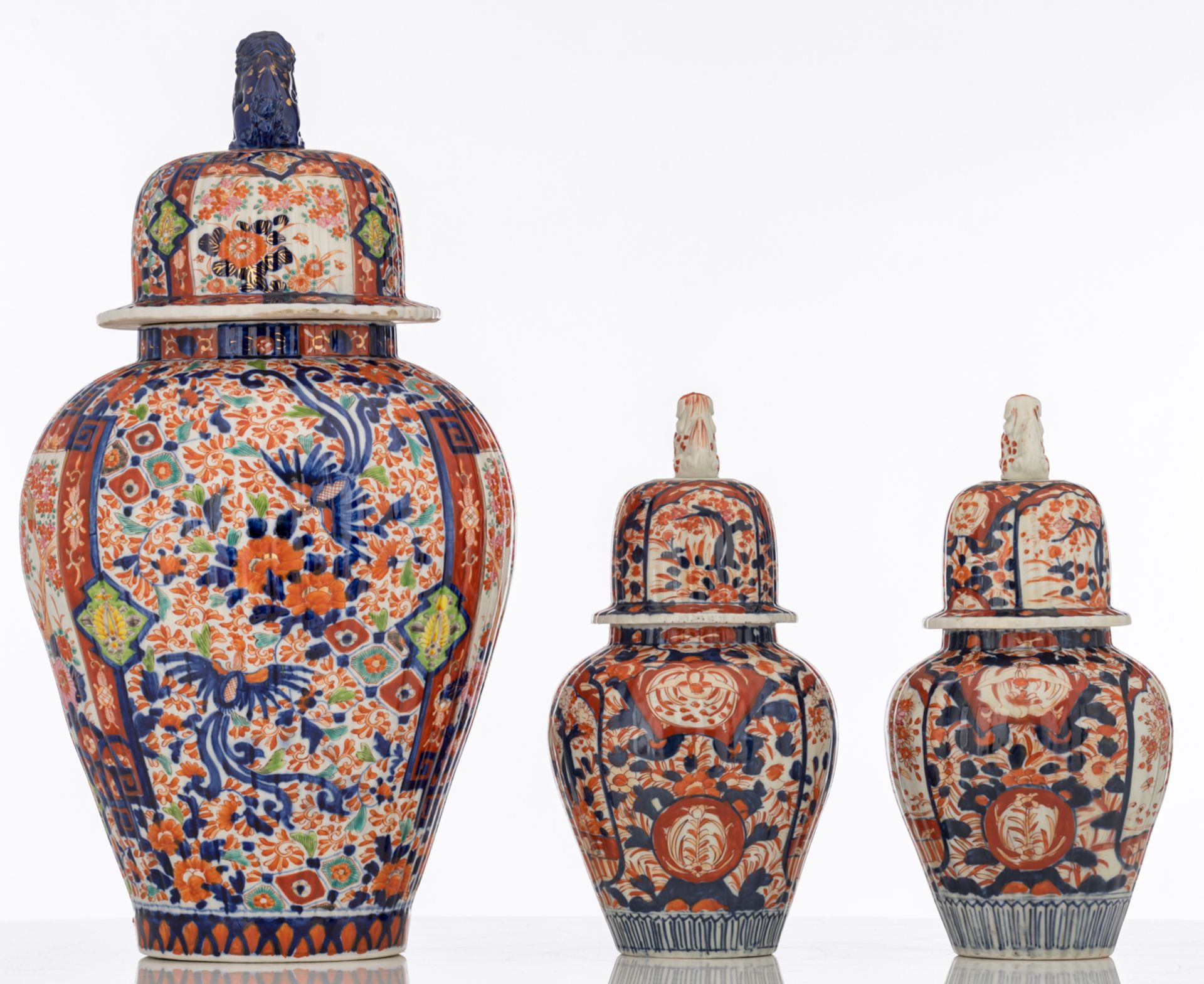 A lot of one large and two smaller Japanese Arita Imari covered jars, late 19thC, H 35,5 - 38,5 cm - Bild 4 aus 6