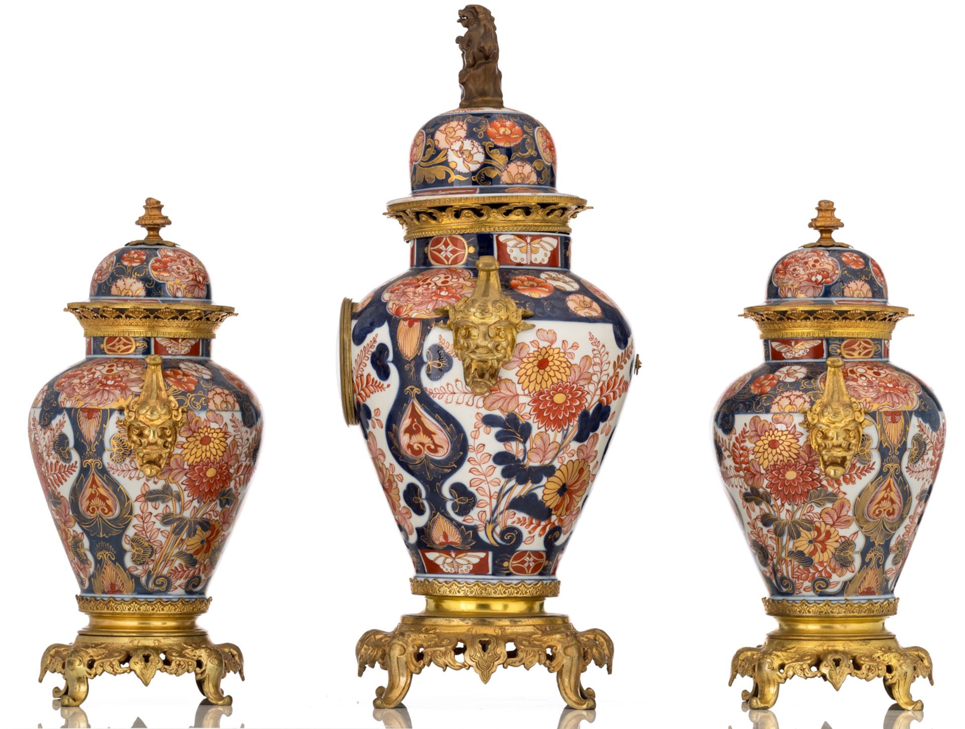 A Japanese Imari porcelain and French parcel gilt bronze mounted three-piece clock garniture, 19thC, - Bild 2 aus 6