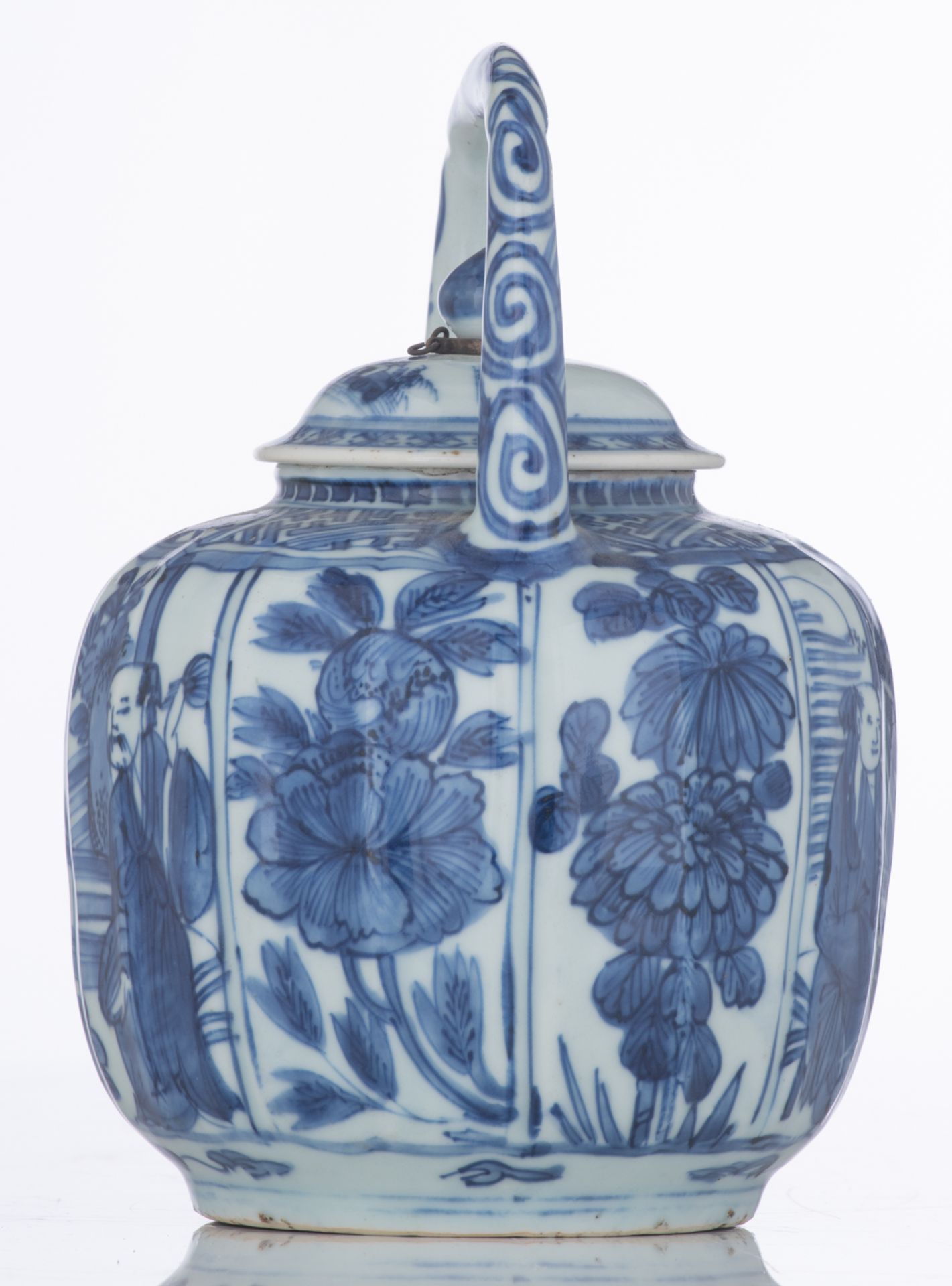 A Chinese blue and white teapot and cover, the spout with silver plated mount, Wanli period, about 1 - Bild 2 aus 6
