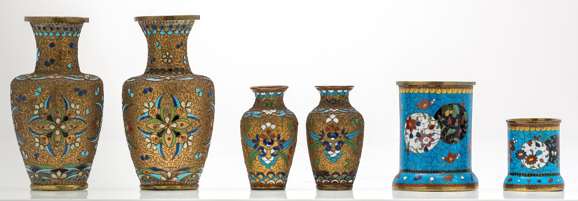 A lot of various Chinese cloisonné enamel and filigree ornamental miniature vases and boxes and cove - Bild 2 aus 11