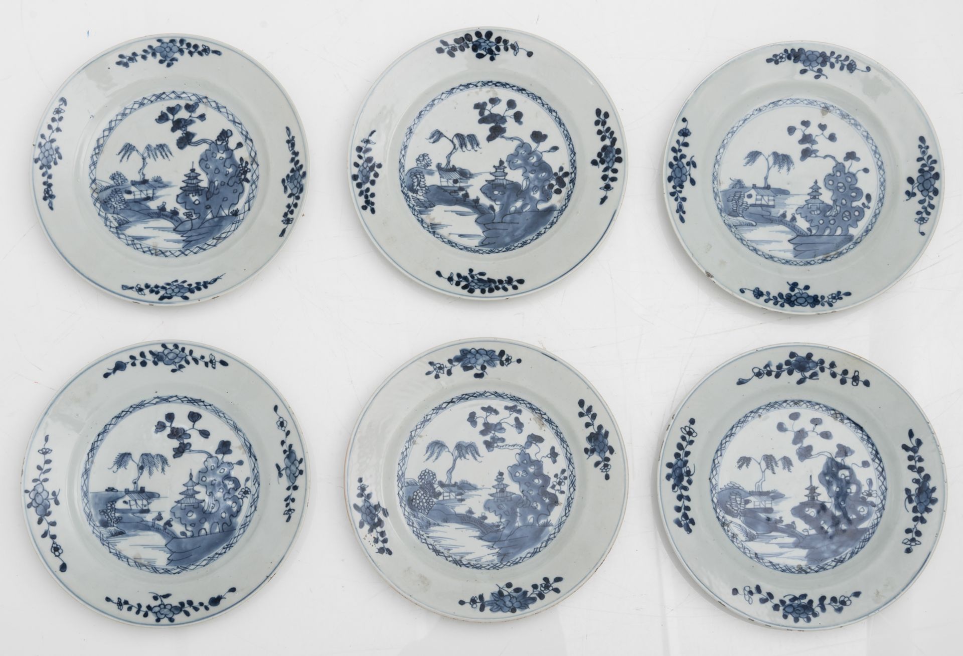 A lot of ten Chinese blue and white porcelain dishes, decorated with pavilions and pagoda in a river - Bild 2 aus 5