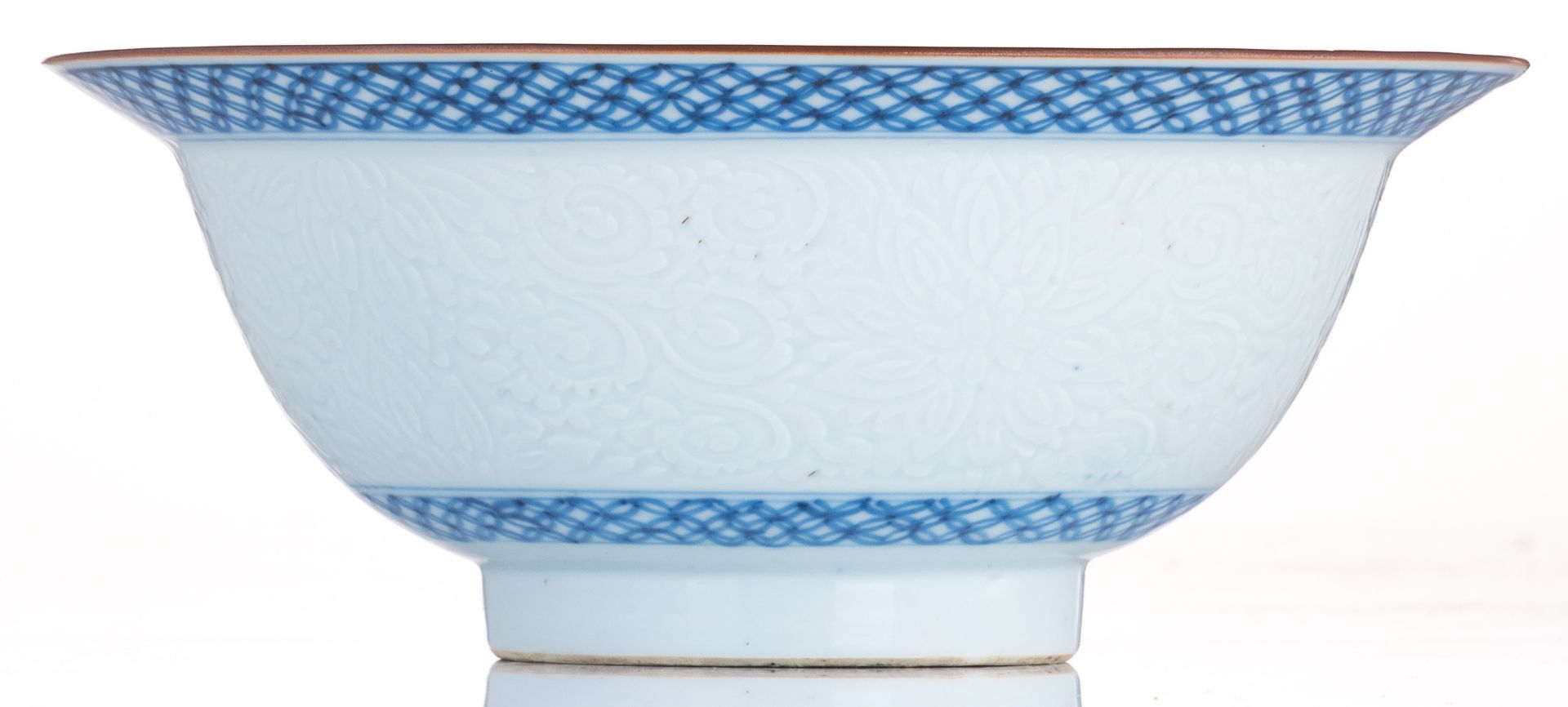 A Chinese porcelain blue and white bowl with a small flat rim, Kangxi (ca 1690-1722), H 8 - ø 20 cm - Image 4 of 7